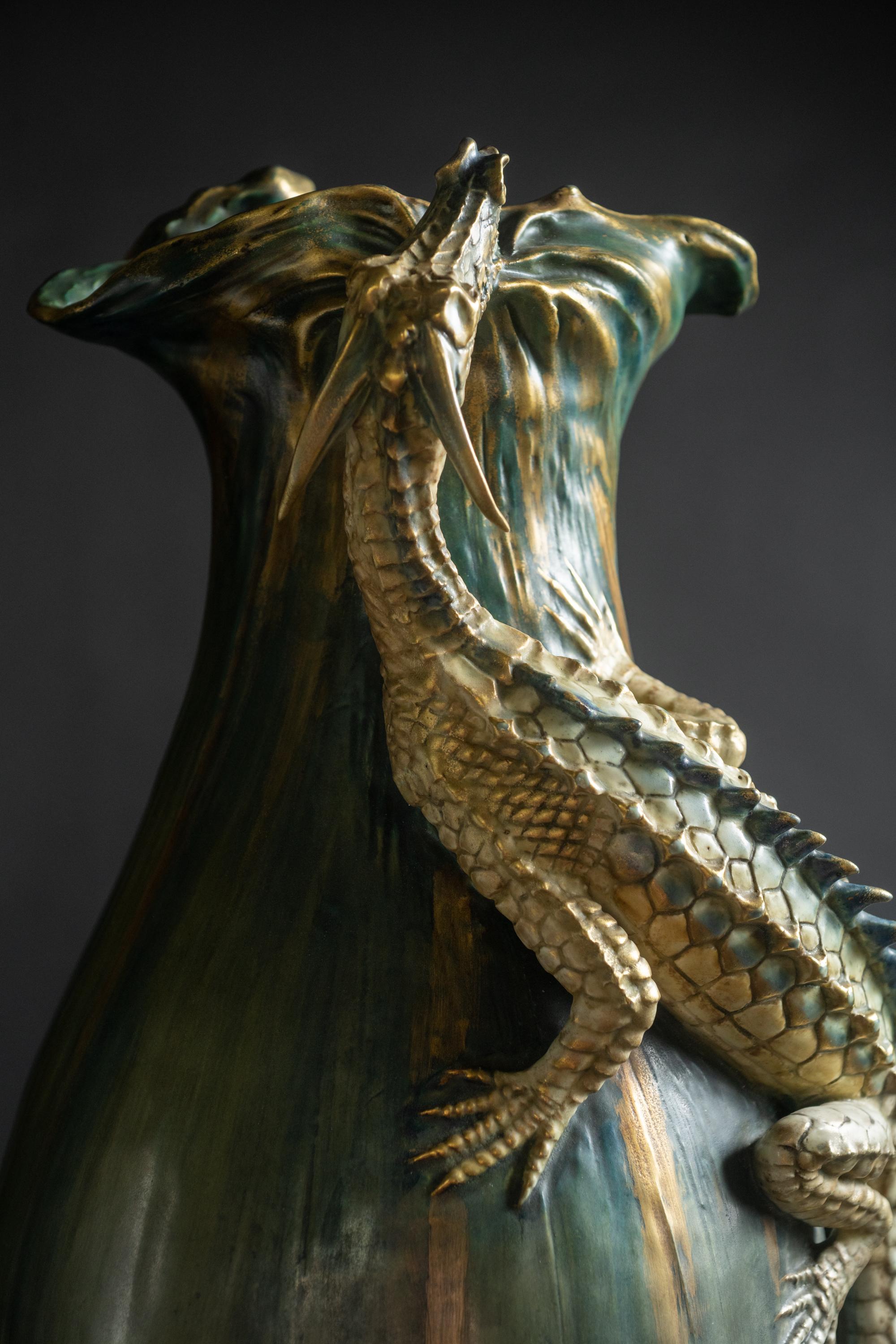 Monumentale Amphora-Vase im Jugendstil mit Saurian-Muster von Eduard Stellmacher & Co. im Zustand „Hervorragend“ im Angebot in Chicago, US