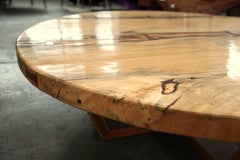Table basse ronde monumentale en bois mélangé, fabriquée de manière artisanale
