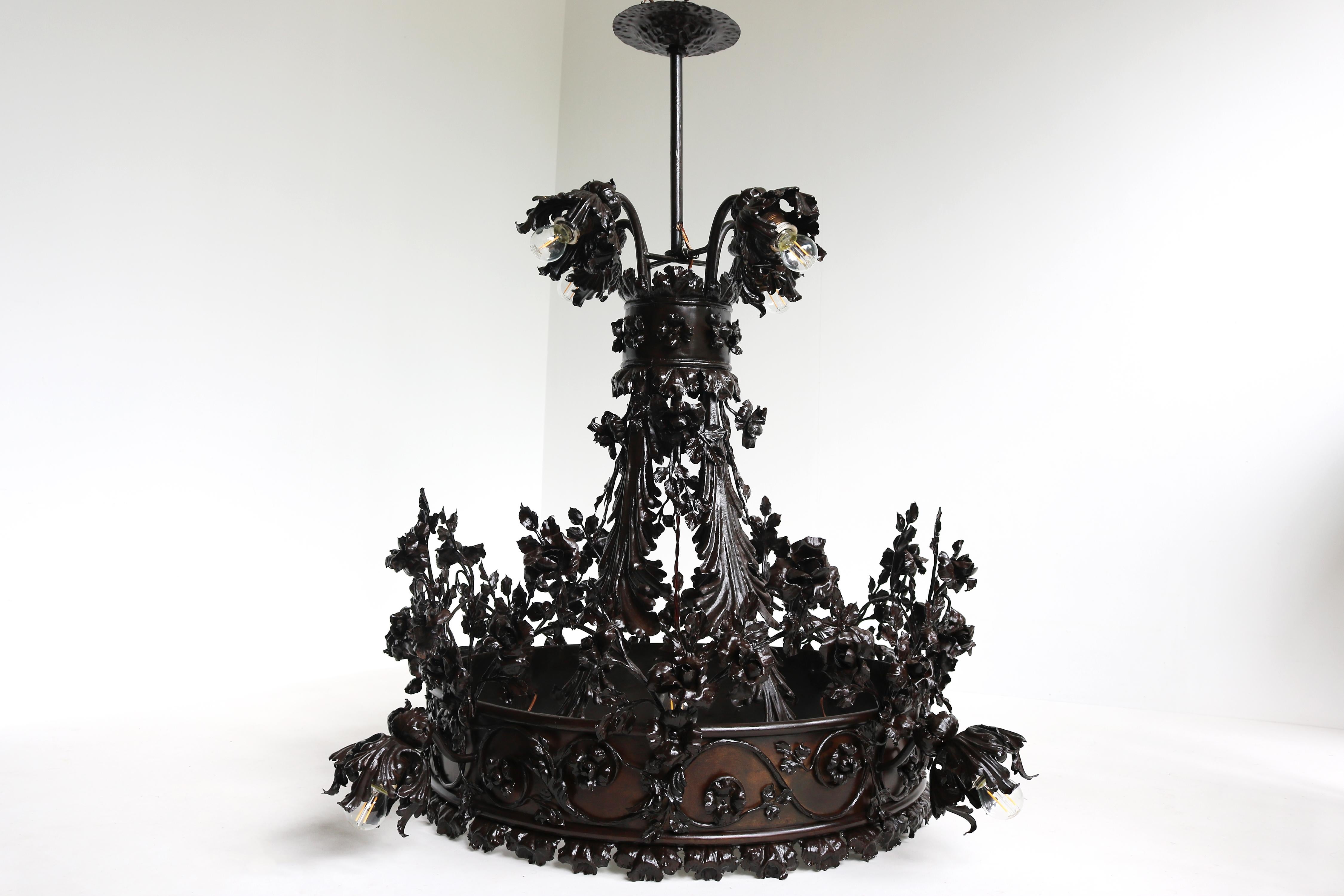 Monumentale lampadario in ferro battuto Arts and Crafts attribuito a Louis Van Boeckel in vendita 3