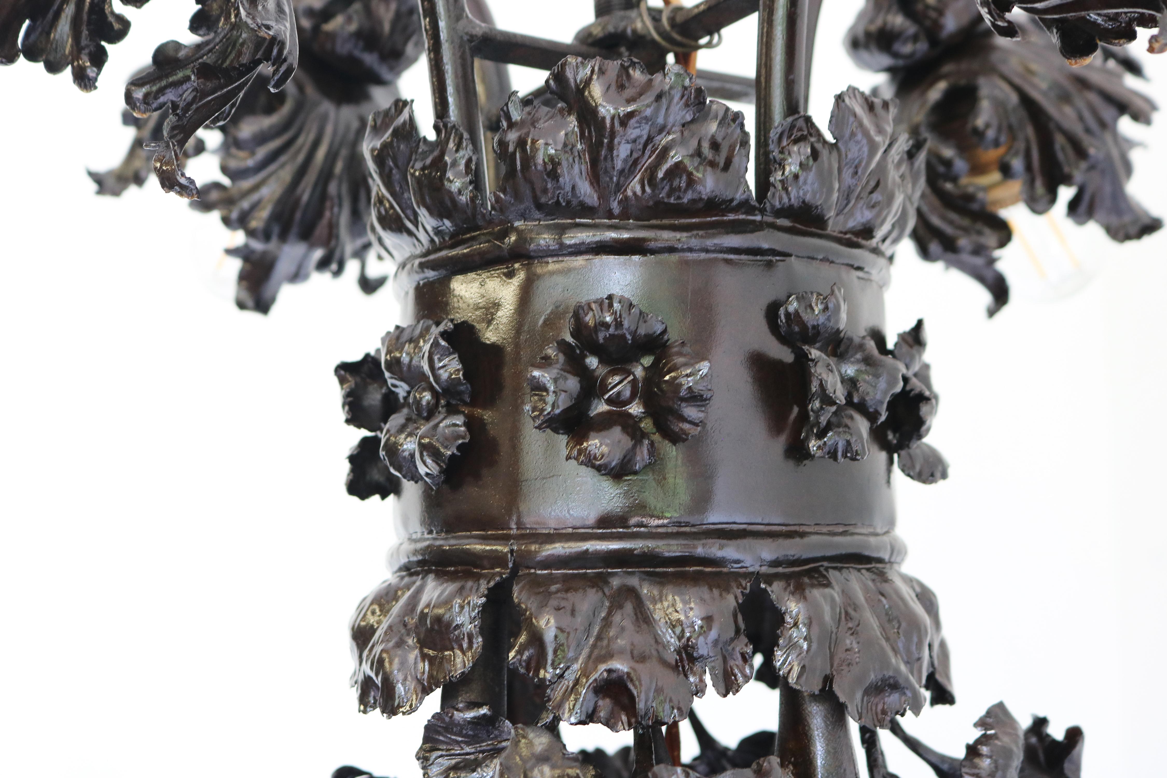 Monumentale lampadario in ferro battuto Arts and Crafts attribuito a Louis Van Boeckel in vendita 4