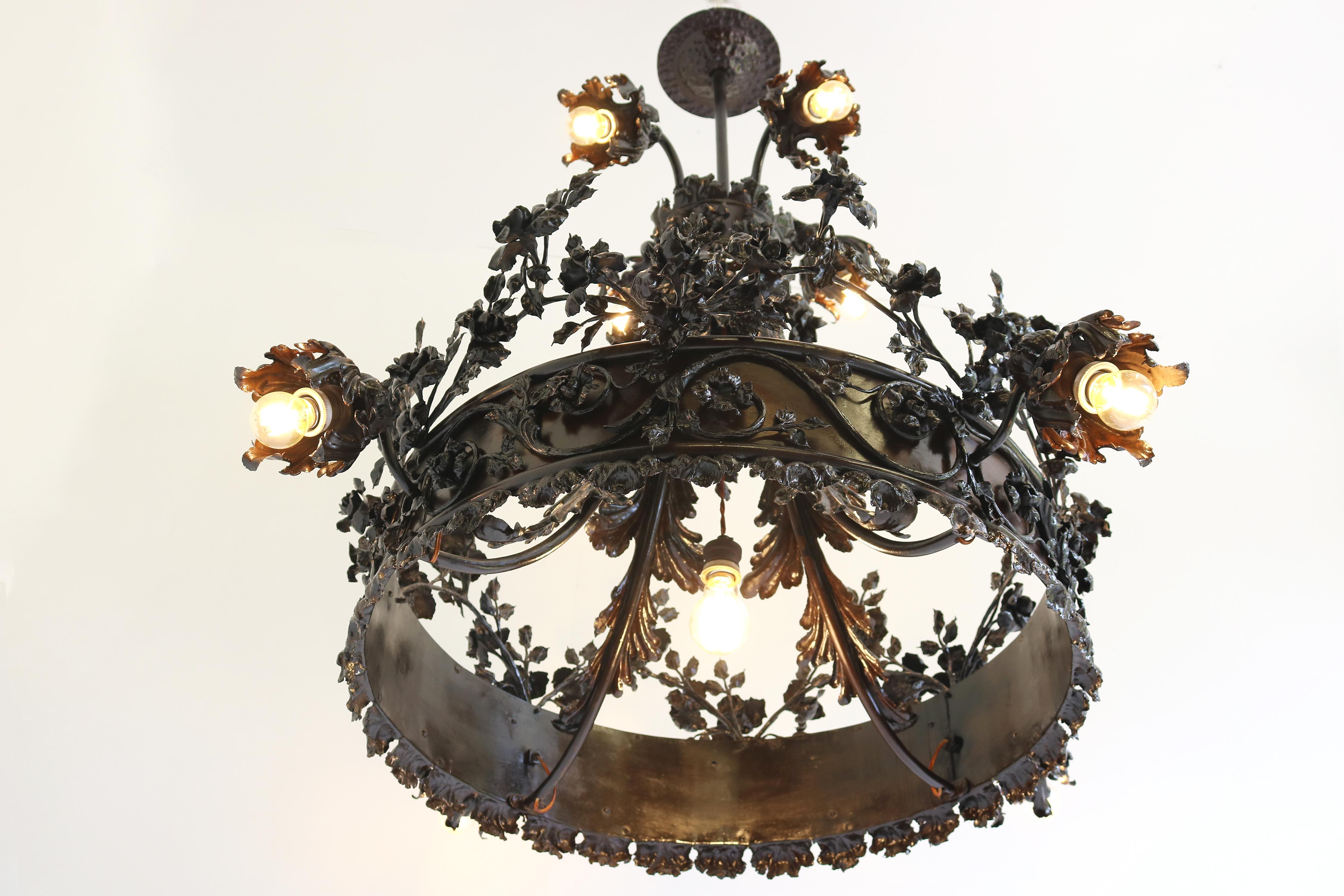 Monumentale lampadario in ferro battuto Arts and Crafts attribuito a Louis Van Boeckel in vendita 7