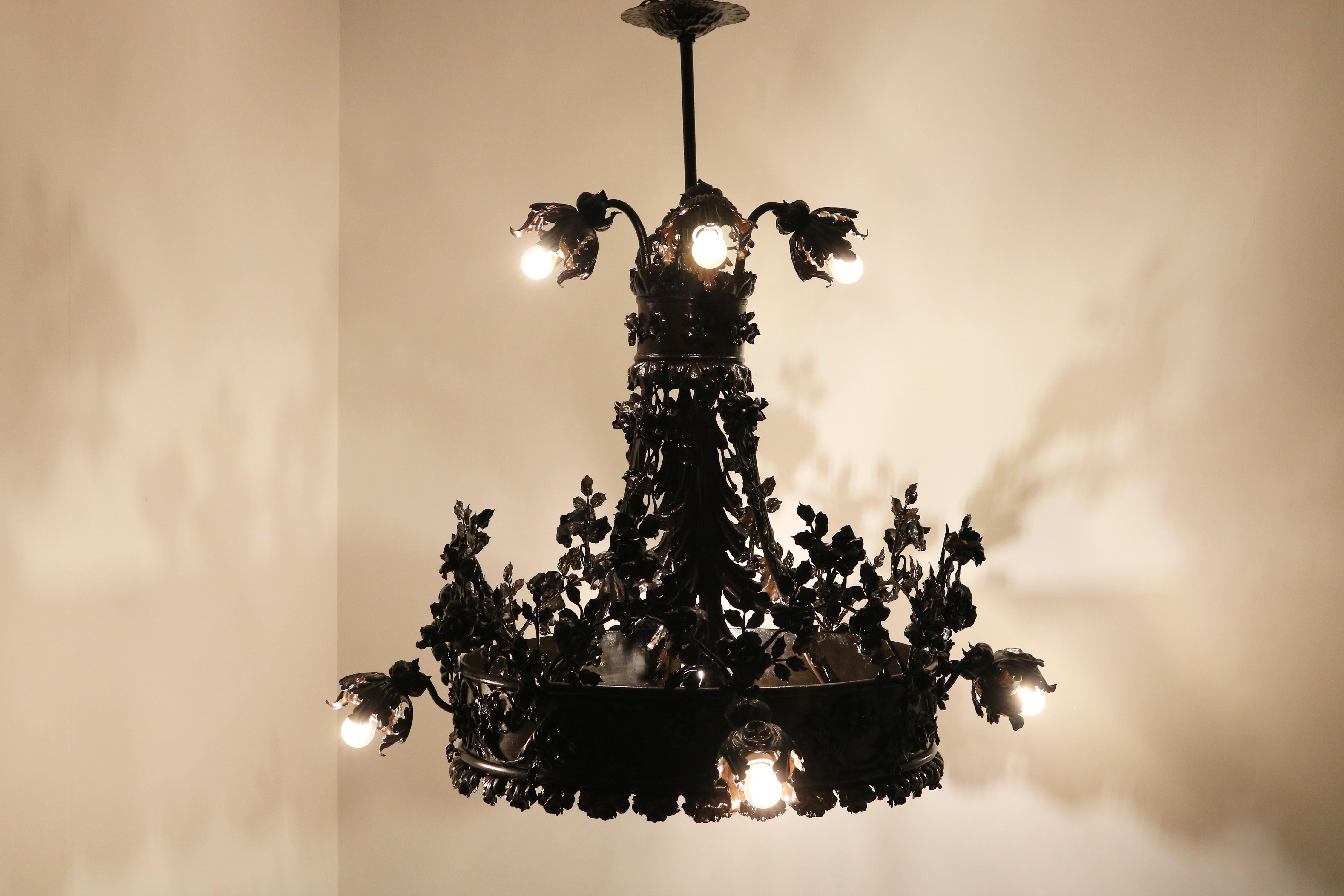 Monumentale lampadario in ferro battuto Arts and Crafts attribuito a Louis Van Boeckel in vendita 8