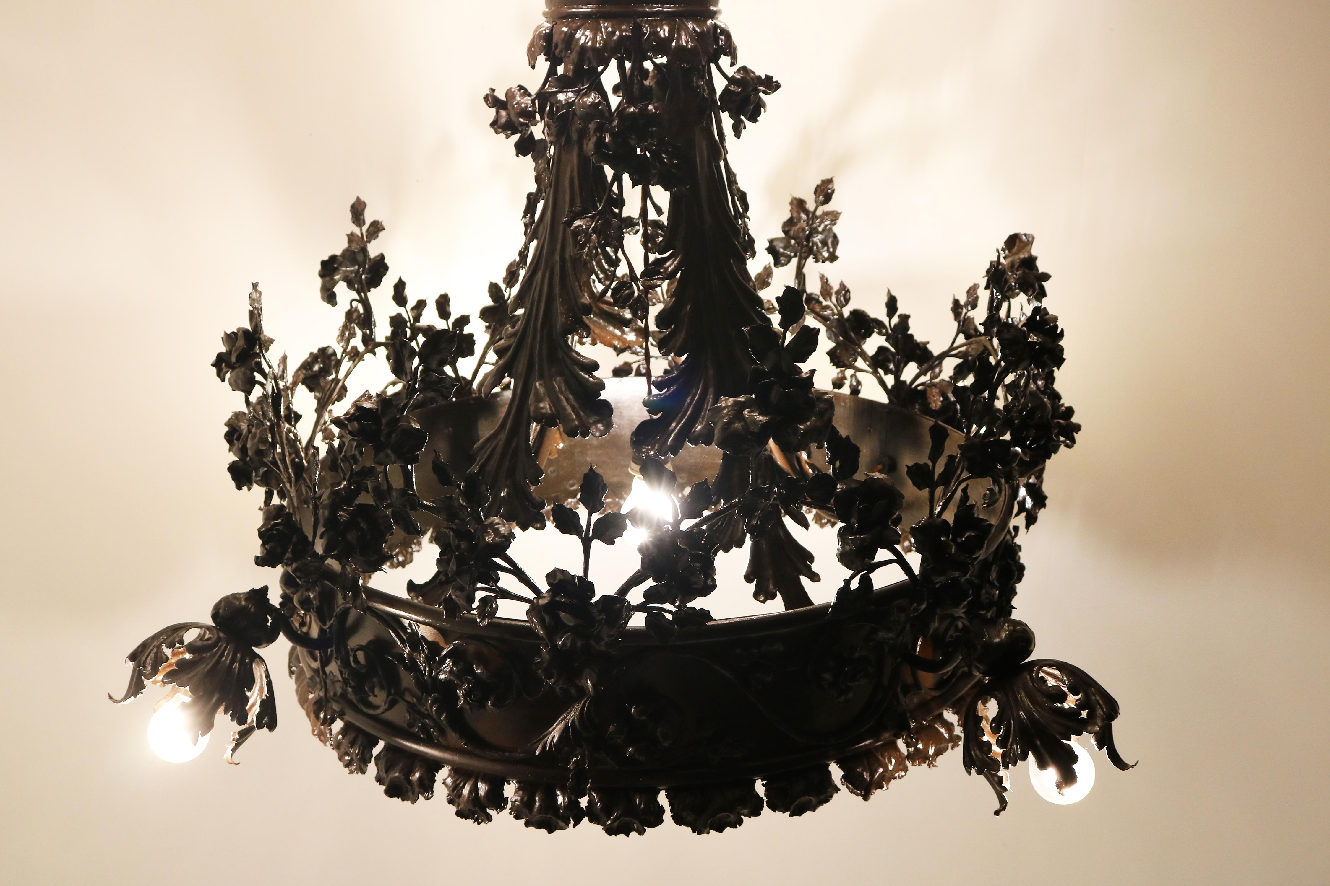 Monumentale lampadario in ferro battuto Arts and Crafts attribuito a Louis Van Boeckel in vendita 9