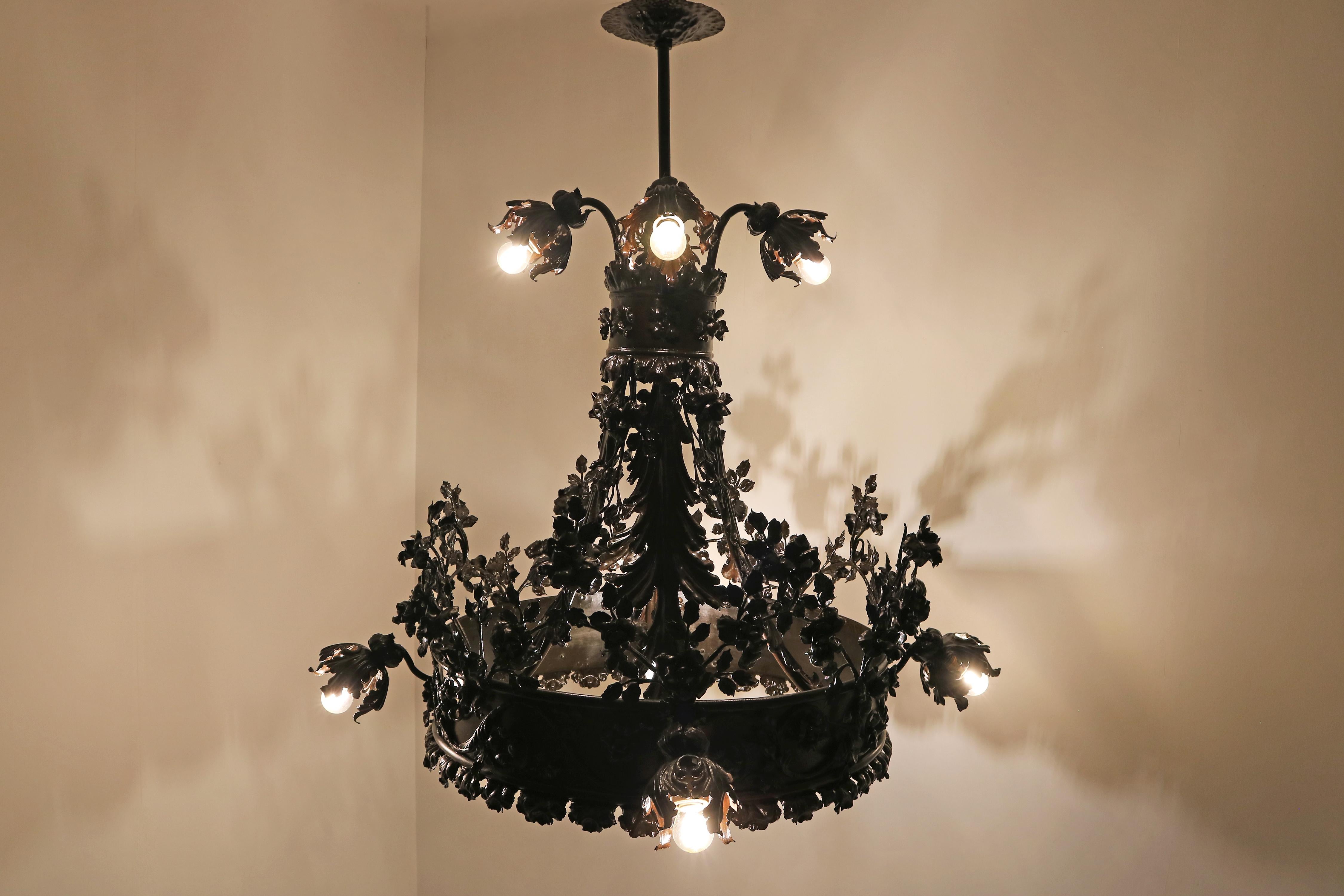 Monumentale lampadario in ferro battuto Arts and Crafts attribuito a Louis Van Boeckel in vendita 10