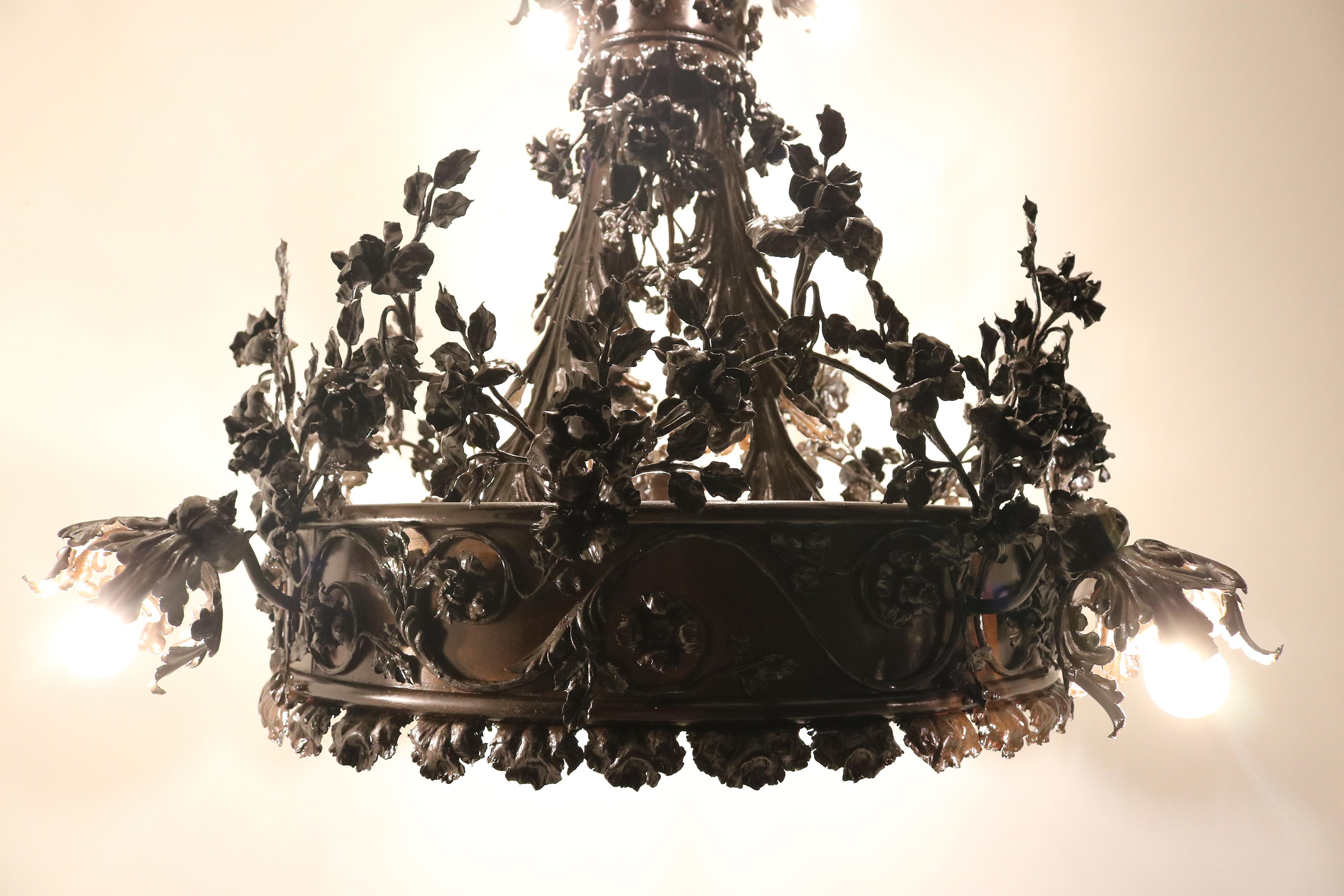 Monumentale lampadario in ferro battuto Arts and Crafts attribuito a Louis Van Boeckel in vendita 11