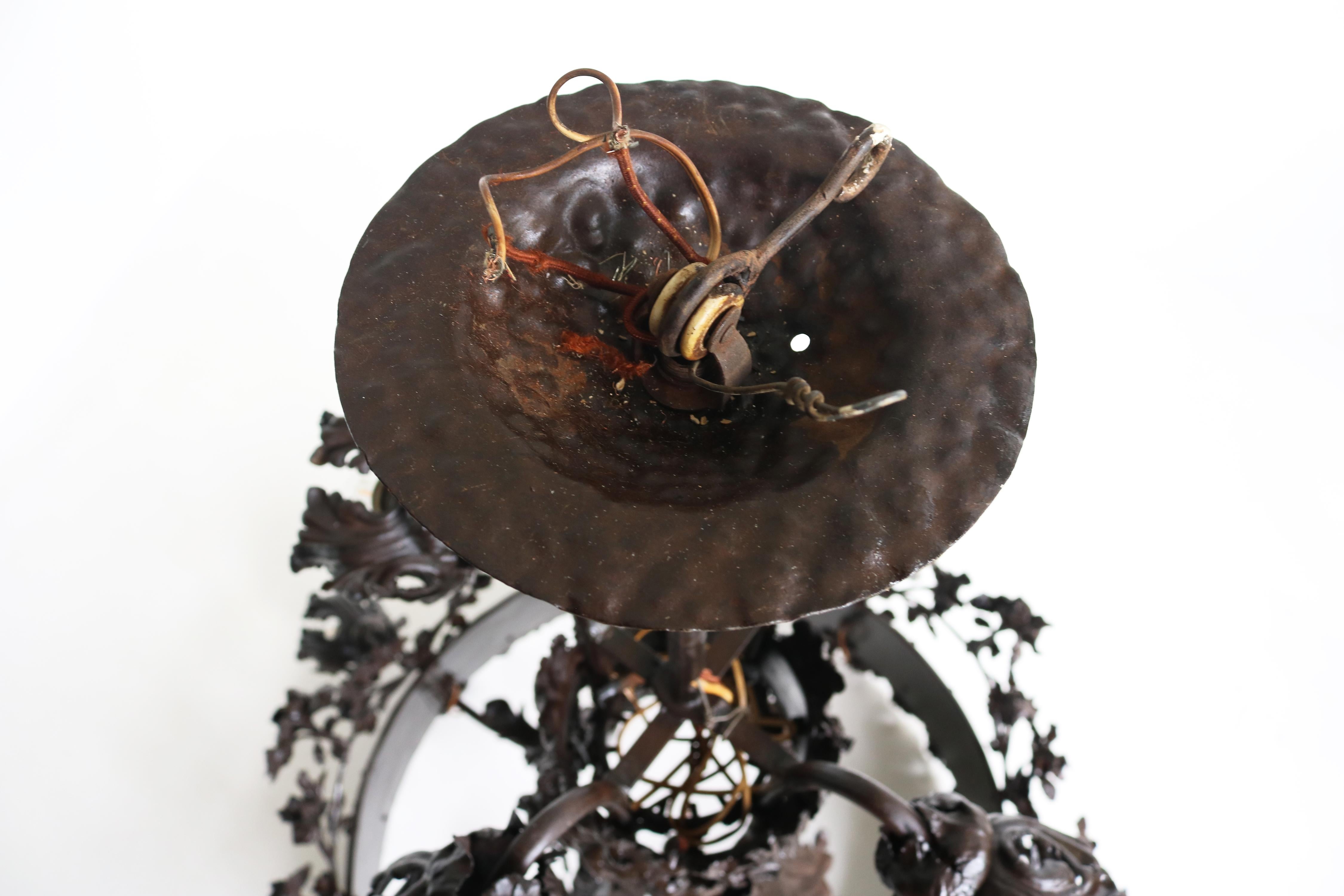 Monumentale lampadario in ferro battuto Arts and Crafts attribuito a Louis Van Boeckel in vendita 12