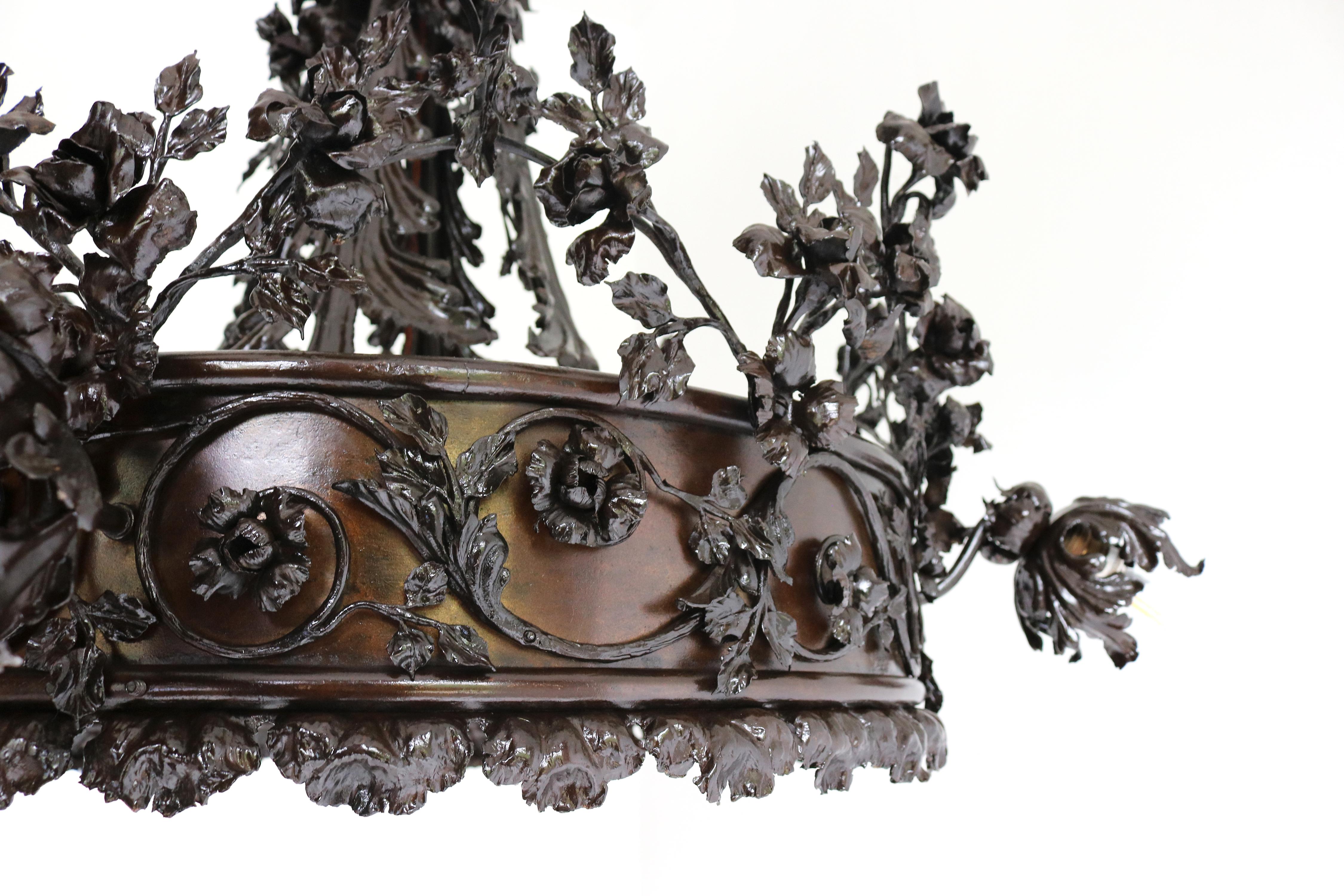 Belga Monumentale lampadario in ferro battuto Arts and Crafts attribuito a Louis Van Boeckel in vendita