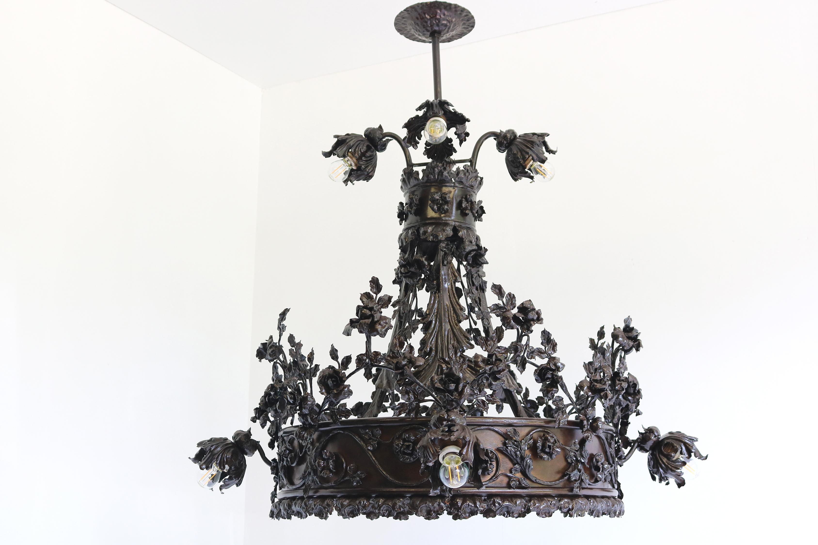 Fatto a mano Monumentale lampadario in ferro battuto Arts and Crafts attribuito a Louis Van Boeckel in vendita