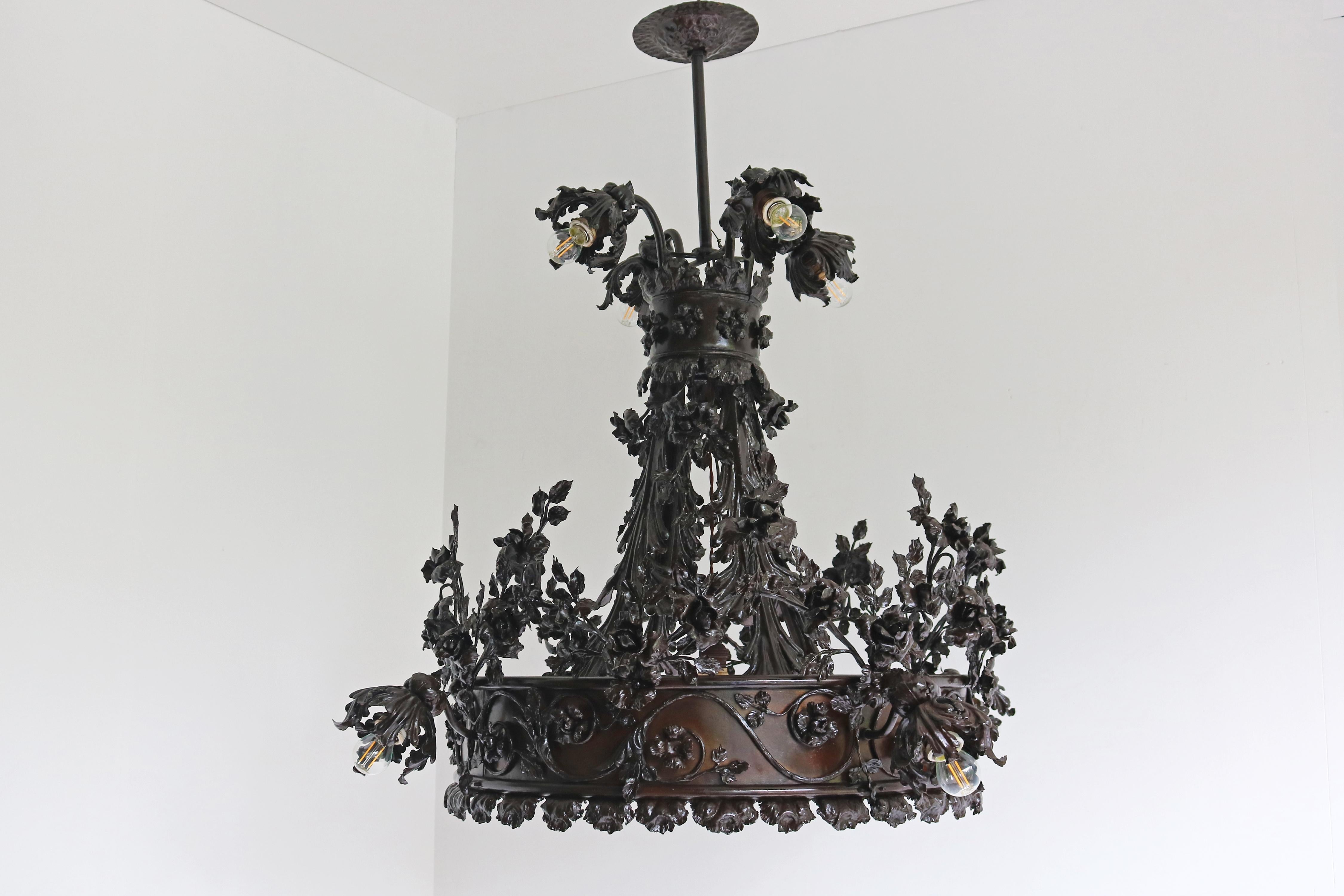 Inizio XX secolo Monumentale lampadario in ferro battuto Arts and Crafts attribuito a Louis Van Boeckel in vendita