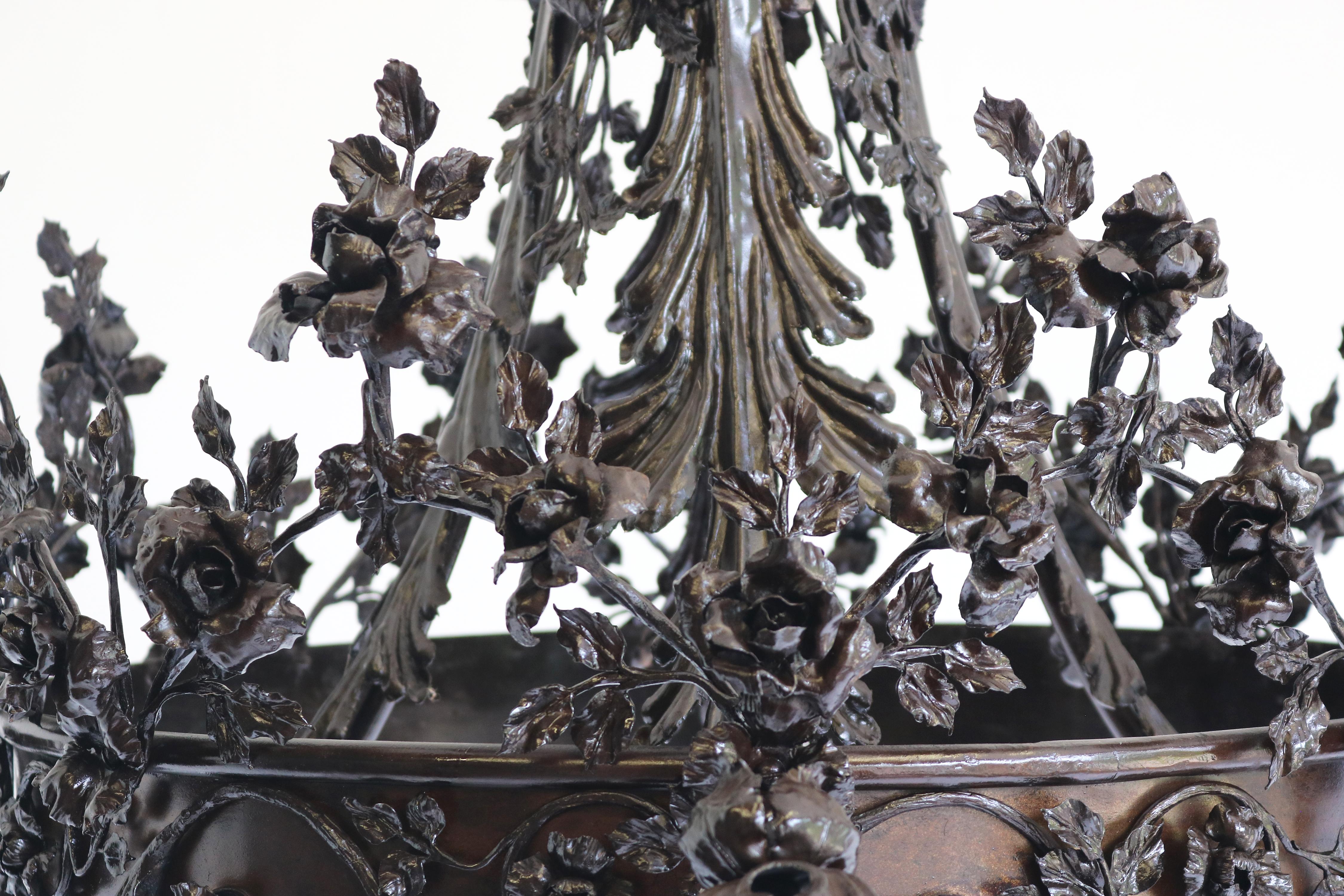 Ferro Monumentale lampadario in ferro battuto Arts and Crafts attribuito a Louis Van Boeckel in vendita