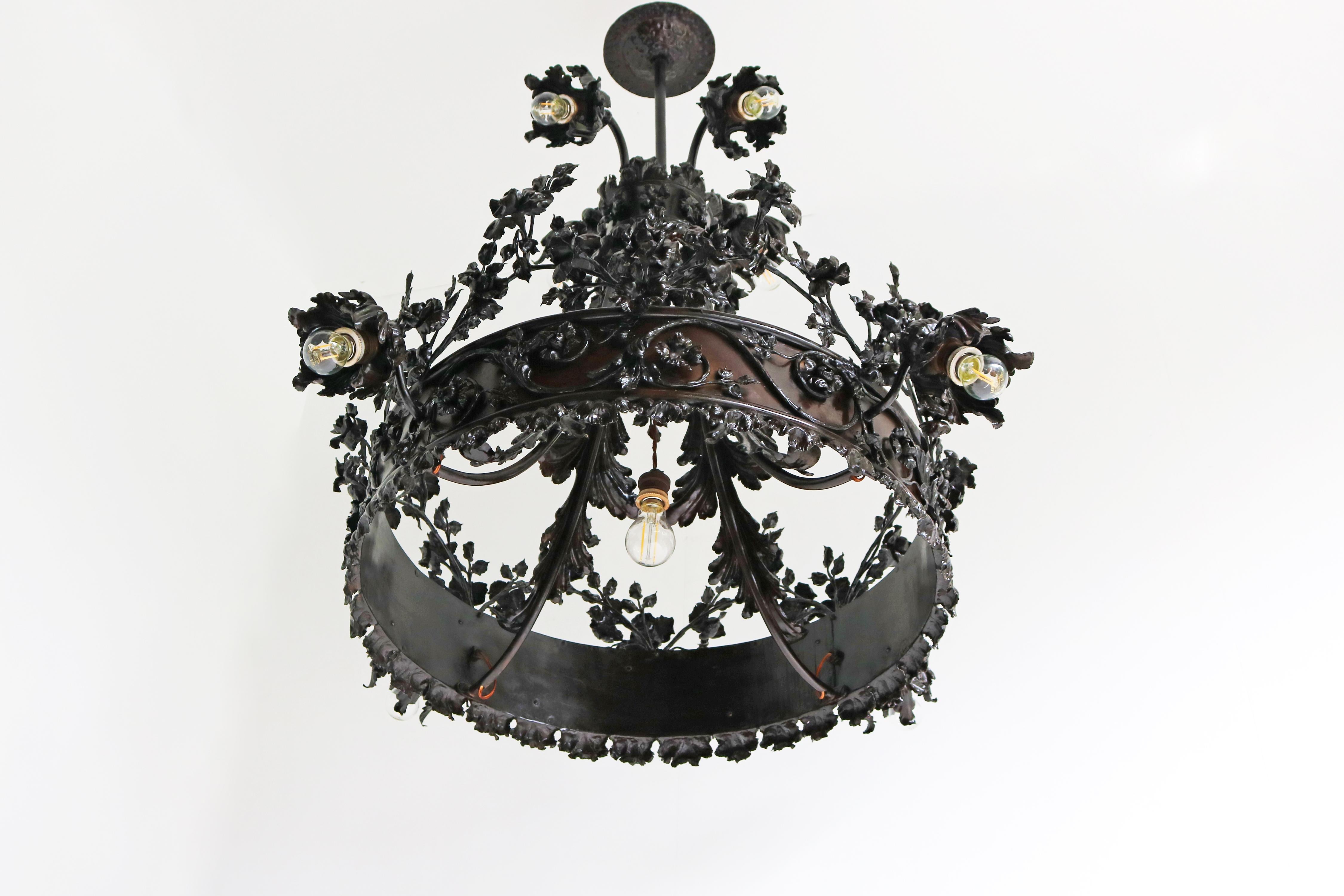 Monumentale lampadario in ferro battuto Arts and Crafts attribuito a Louis Van Boeckel in vendita 1
