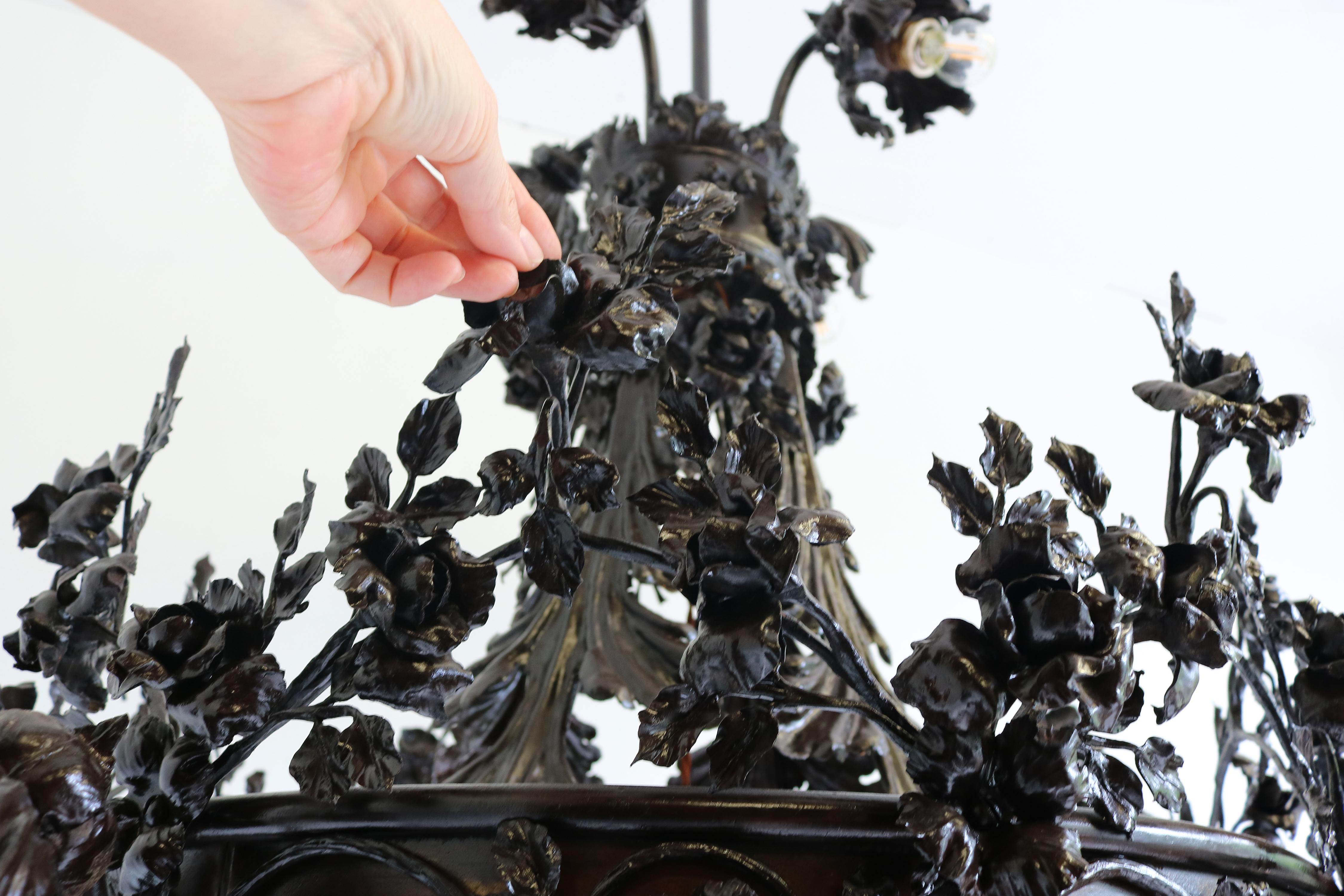 Monumentale lampadario in ferro battuto Arts and Crafts attribuito a Louis Van Boeckel in vendita 2