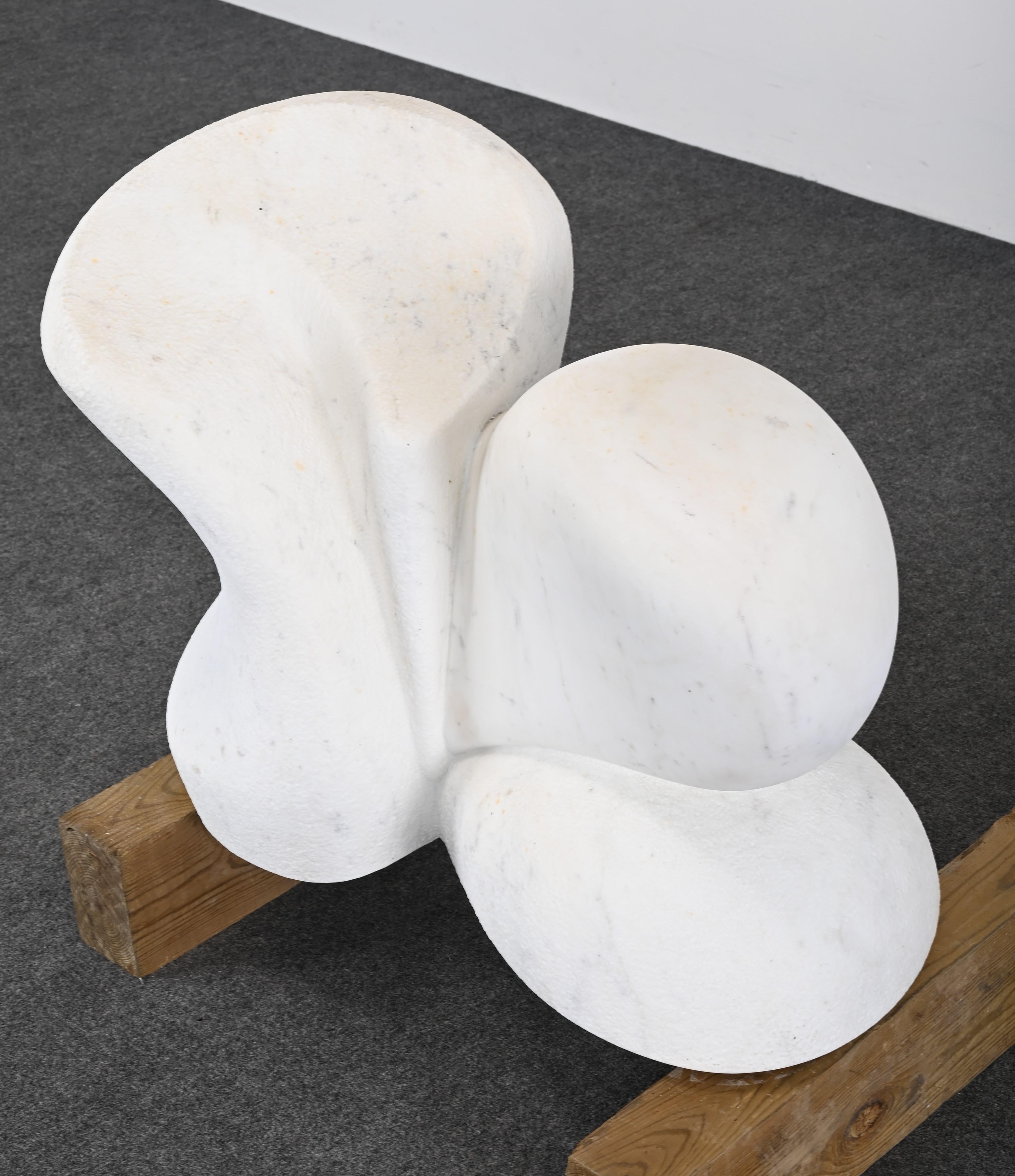 Monumentale abstrakte Skulptur aus Carrara-Marmor von Arturo Di Modica (1941-2021) im Angebot 2