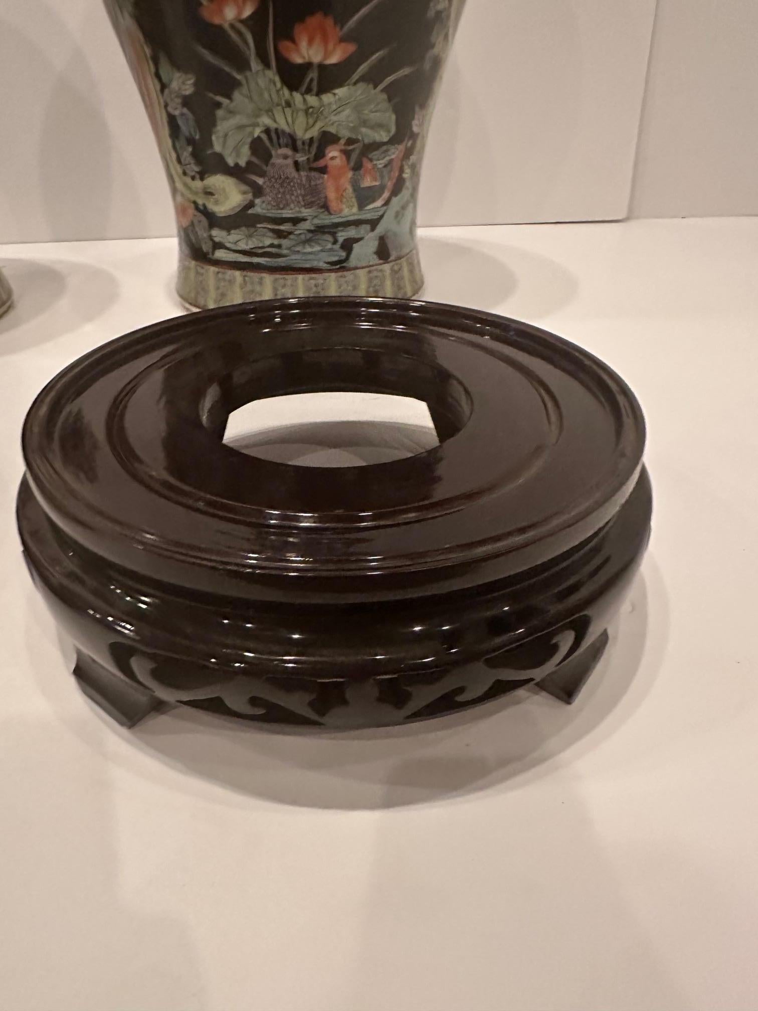 Fin du 20e siècle Monumental Asian Palace Jars with Foo Dog Finials and Ebonized Stands en vente
