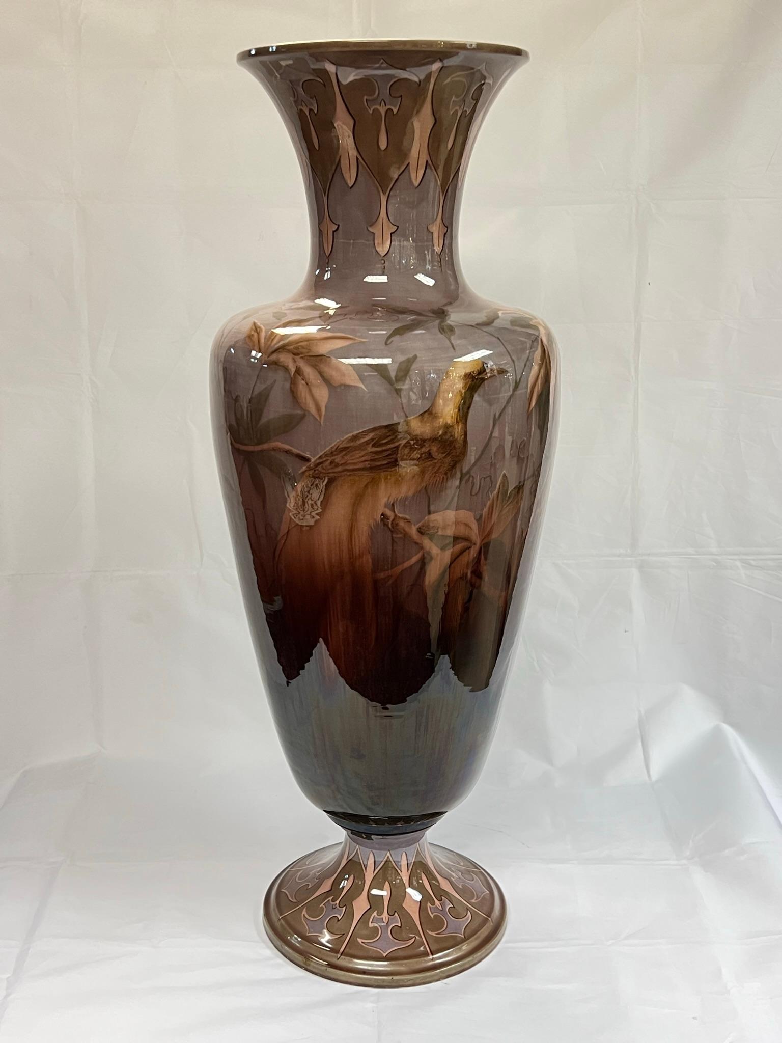 Monumentale österreichische Vase mit Vogelmotiv aus glasierter Fayence von Gerbing & Stephan  (Art nouveau) im Angebot