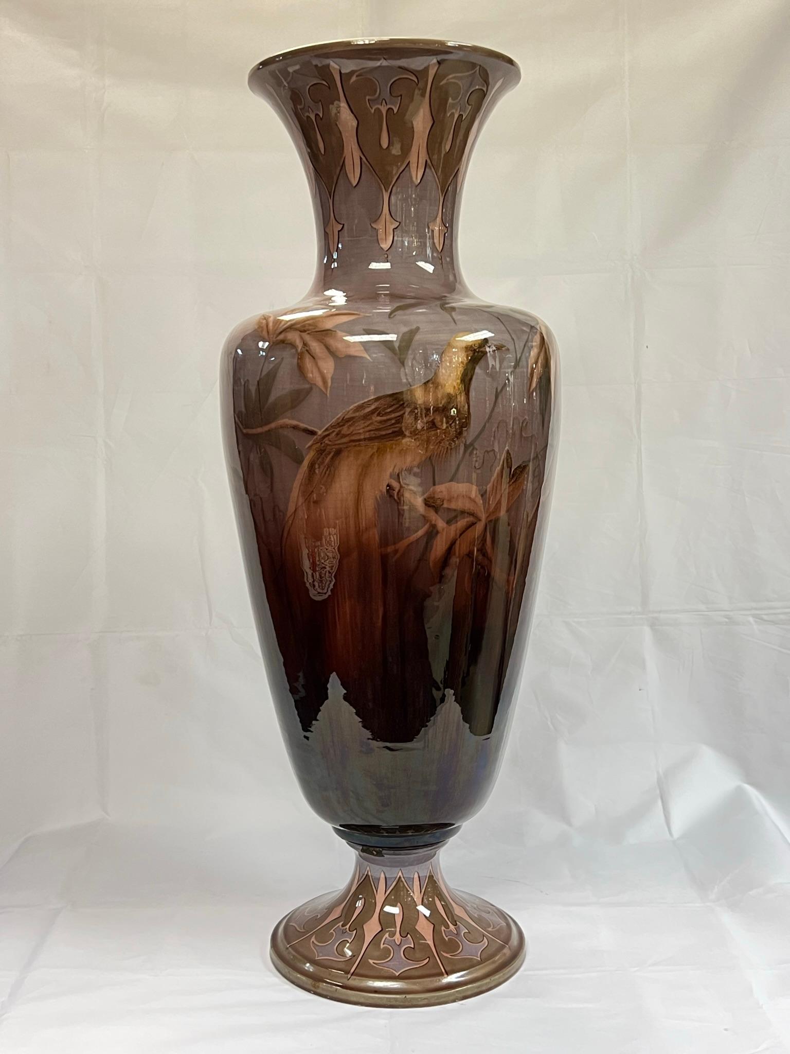 Monumentale österreichische Vase mit Vogelmotiv aus glasierter Fayence von Gerbing & Stephan  (Österreichisch) im Angebot