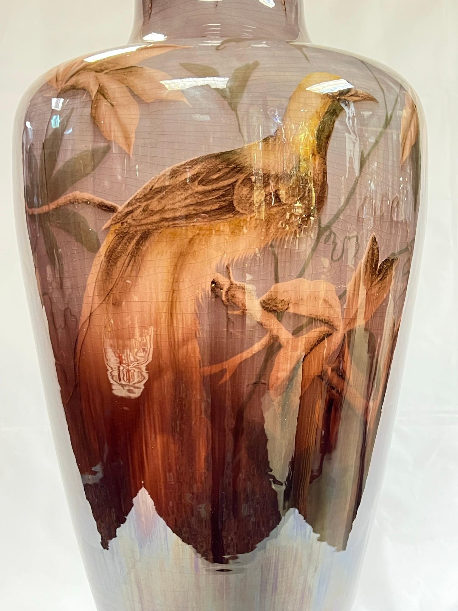 Monumentale österreichische Vase mit Vogelmotiv aus glasierter Fayence von Gerbing & Stephan  (Glasiert) im Angebot