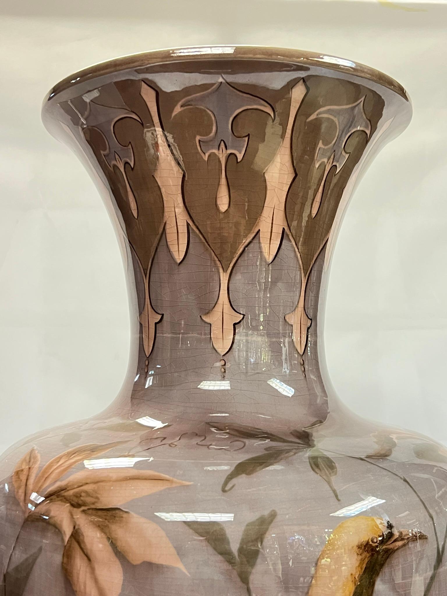 Monumentale österreichische Vase mit Vogelmotiv aus glasierter Fayence von Gerbing & Stephan  im Zustand „Gut“ im Angebot in New York, NY