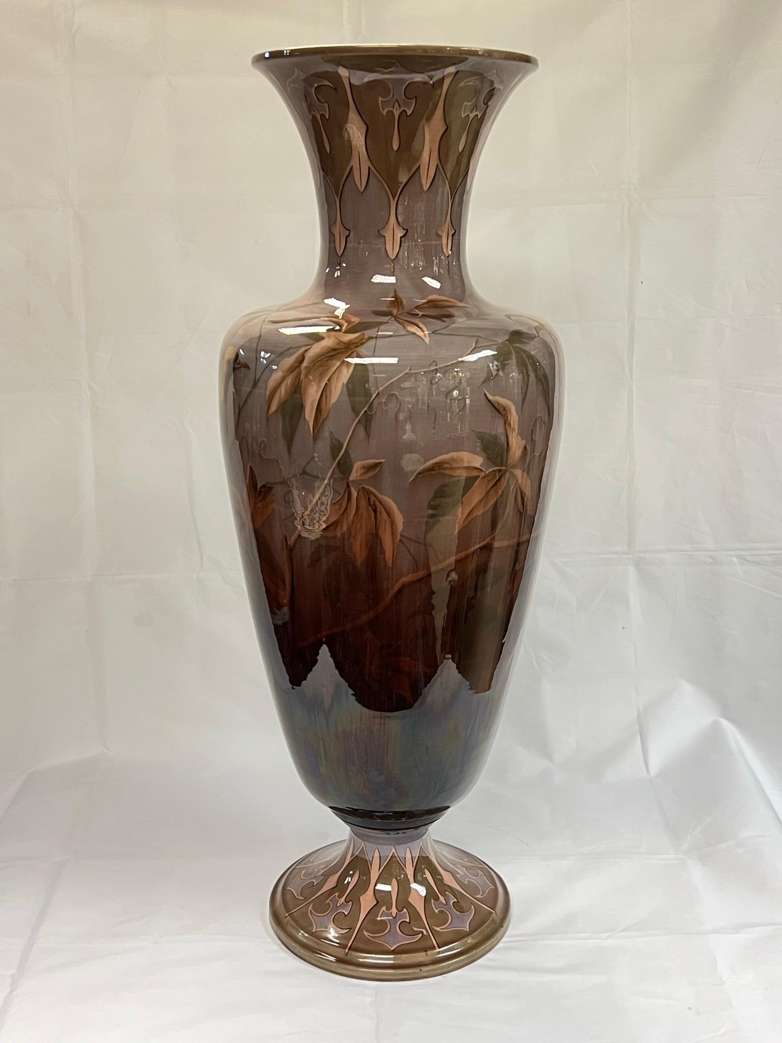 Monumentale österreichische Vase mit Vogelmotiv aus glasierter Fayence von Gerbing & Stephan  (19. Jahrhundert) im Angebot