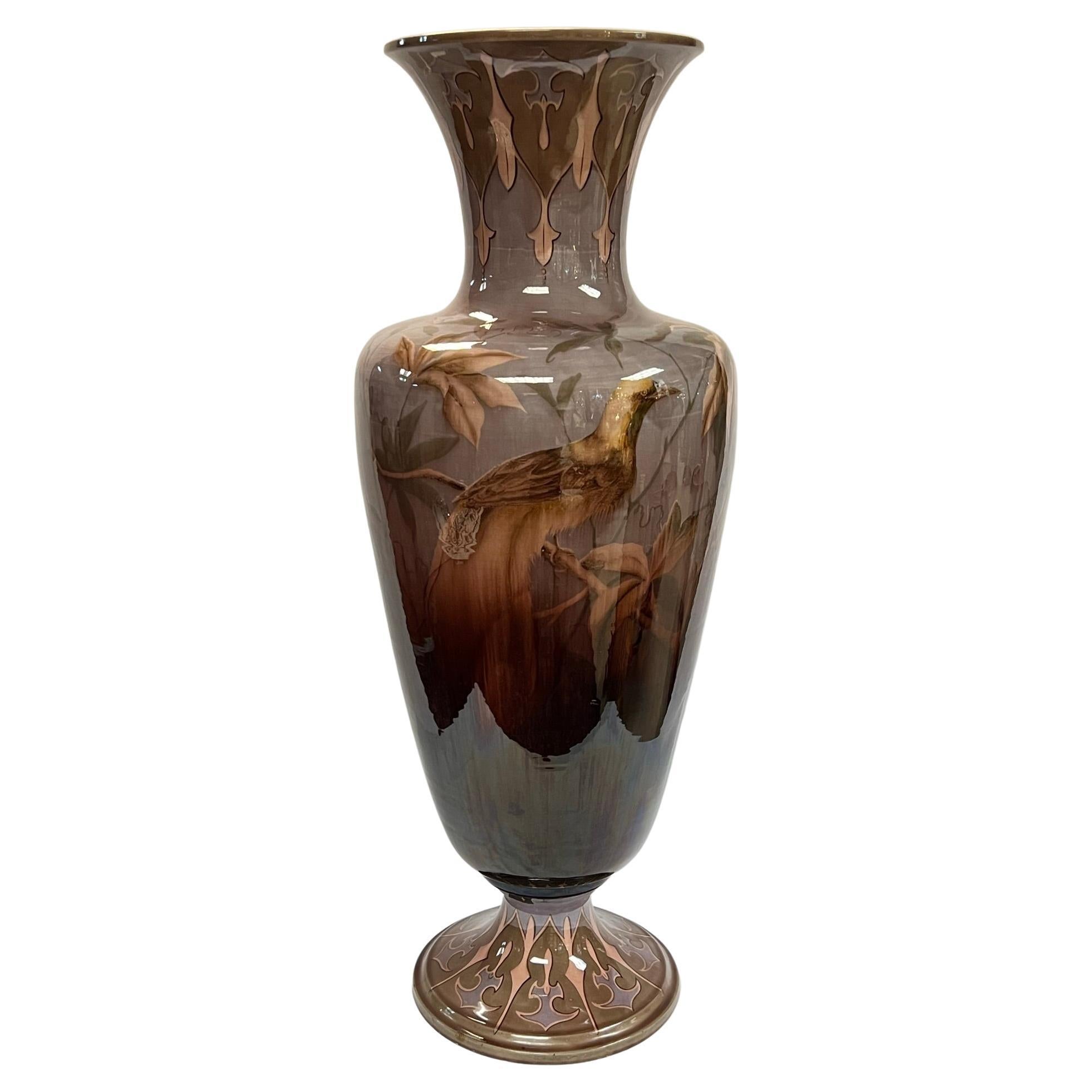 Monumentale österreichische Vase mit Vogelmotiv aus glasierter Fayence von Gerbing & Stephan  im Angebot