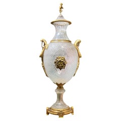 Vaso monumentale in stile Baccarat in cristallo e bronzo dorato con coperchio