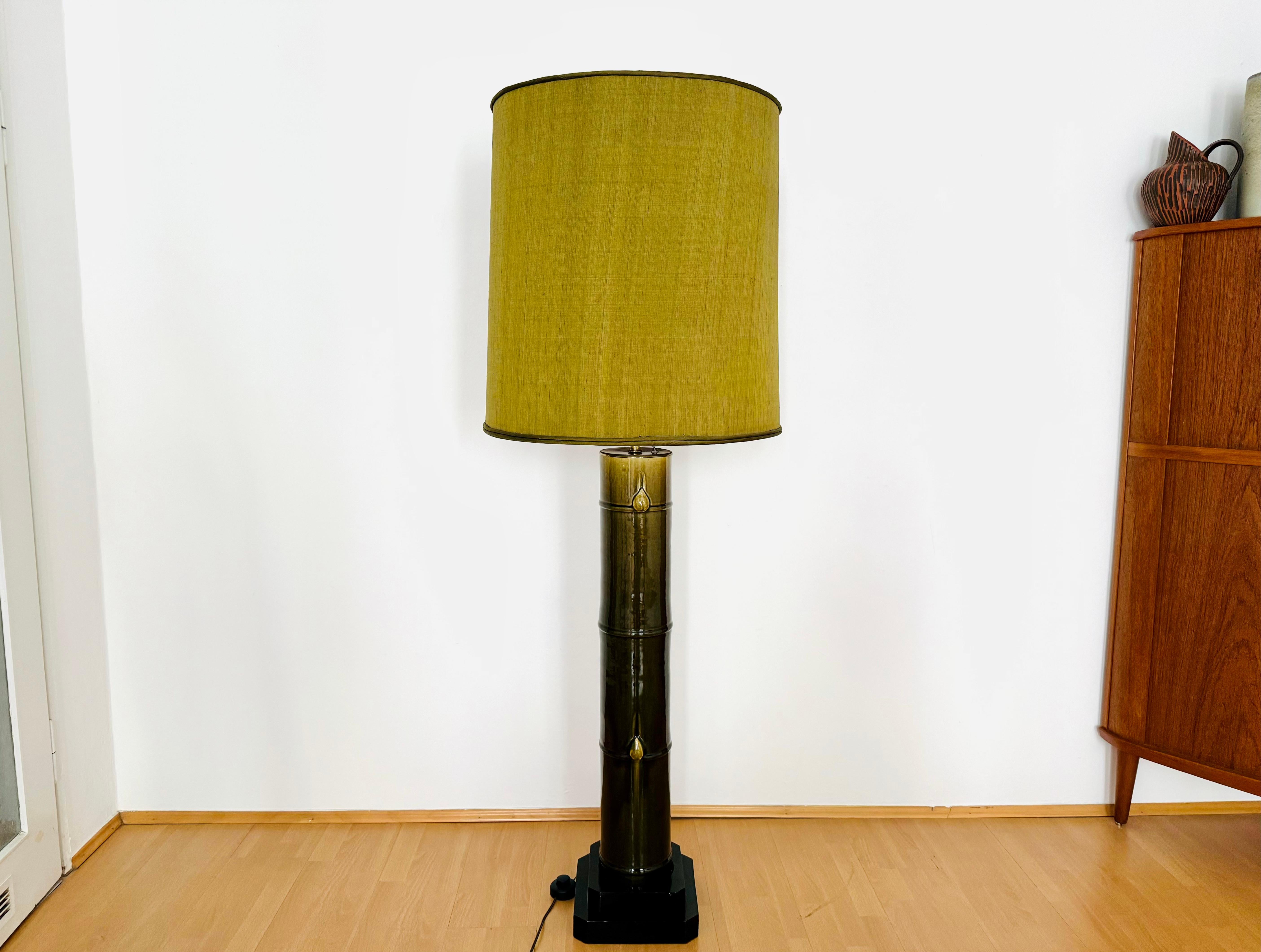 Monumental lampadaire en céramique des années 1960.
Un travail de très haute qualité et une apparence très impressionnante.
Base en céramique merveilleusement émaillée au motif de bambou.
Il en résulte une lumière très agréable et un grand jeu de