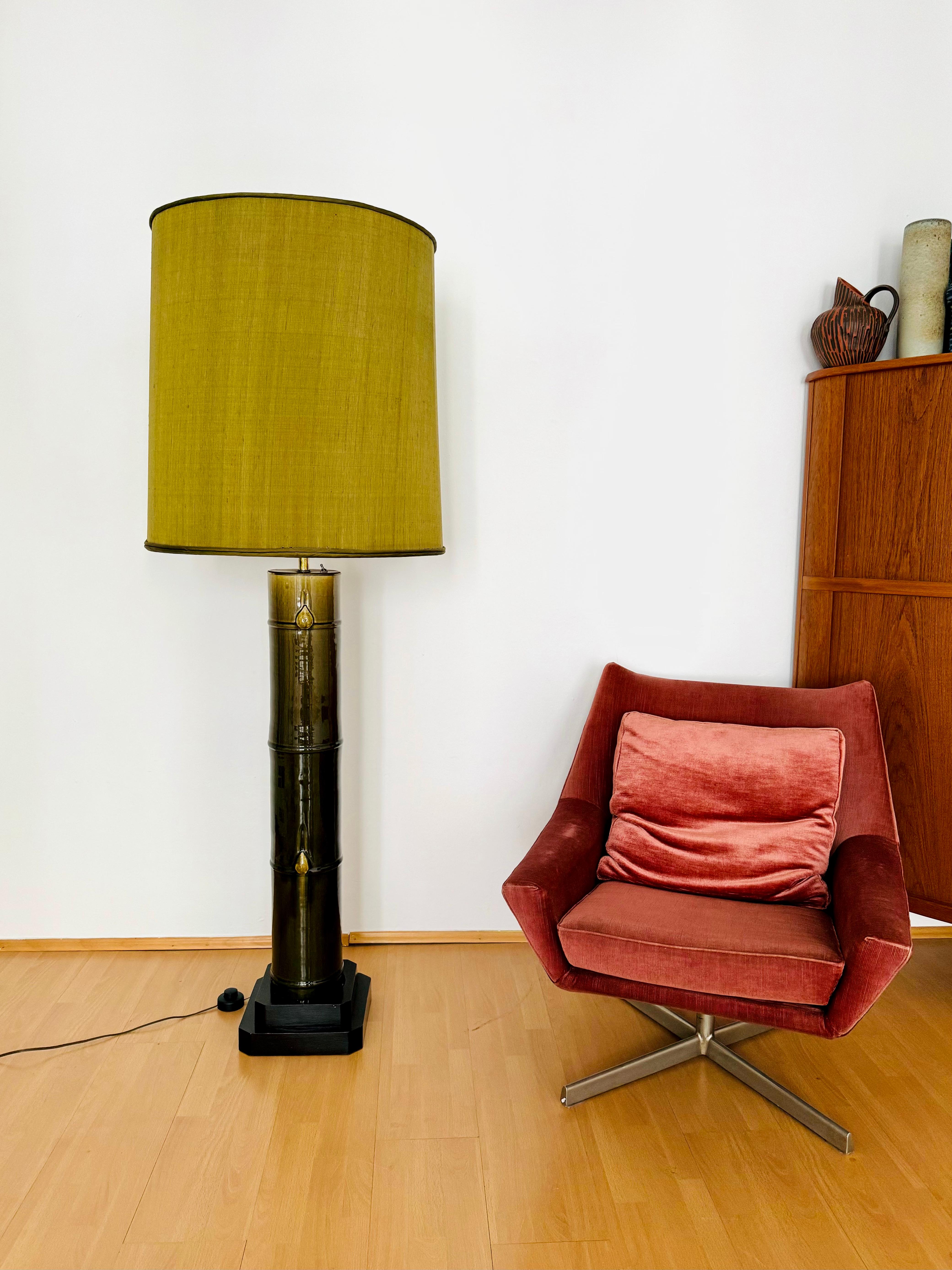 Mid-Century Modern Lampadaire monumental en céramique à motif de bambou en vente