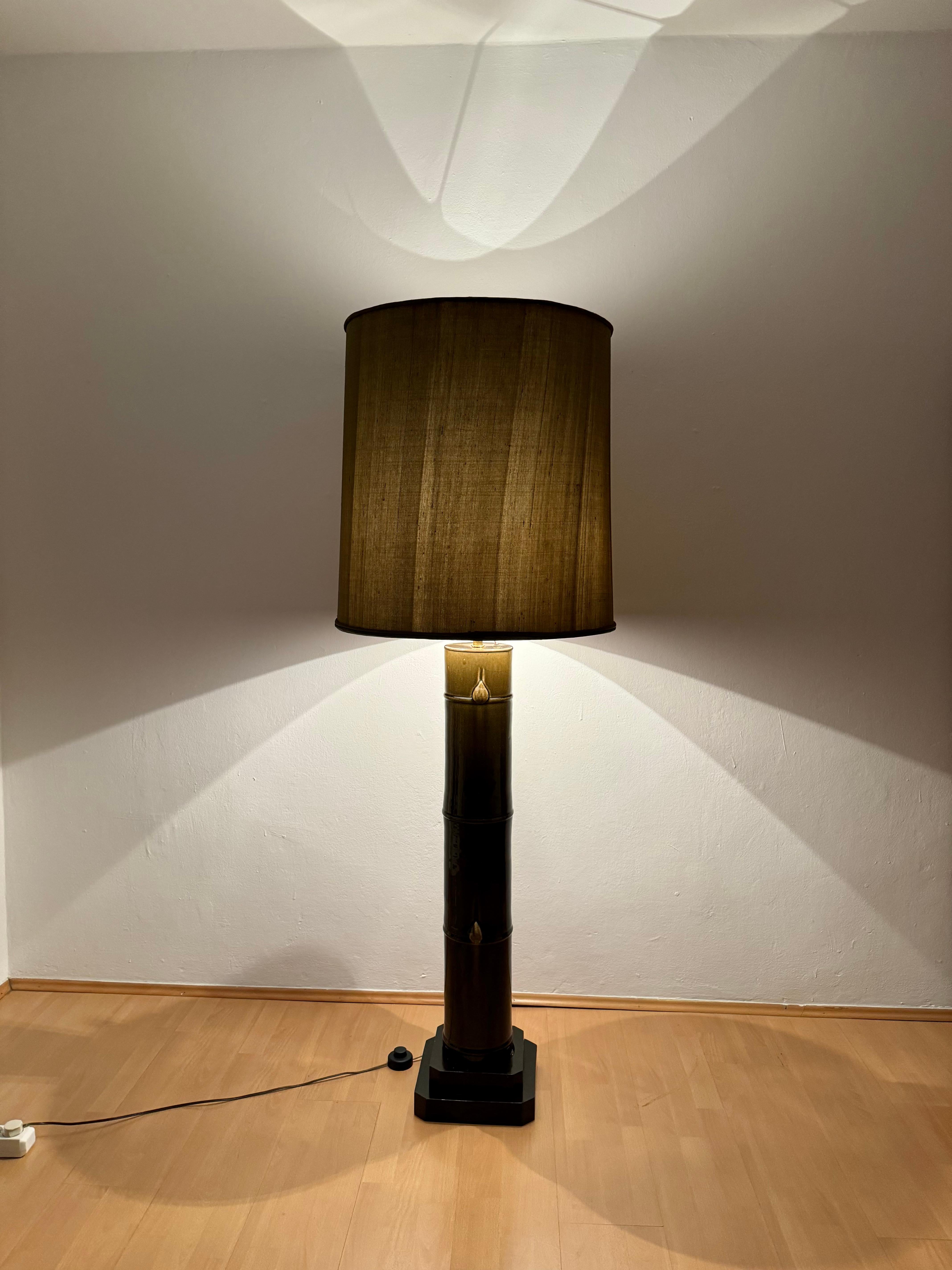 Lampadaire monumental en céramique à motif de bambou en vente 1