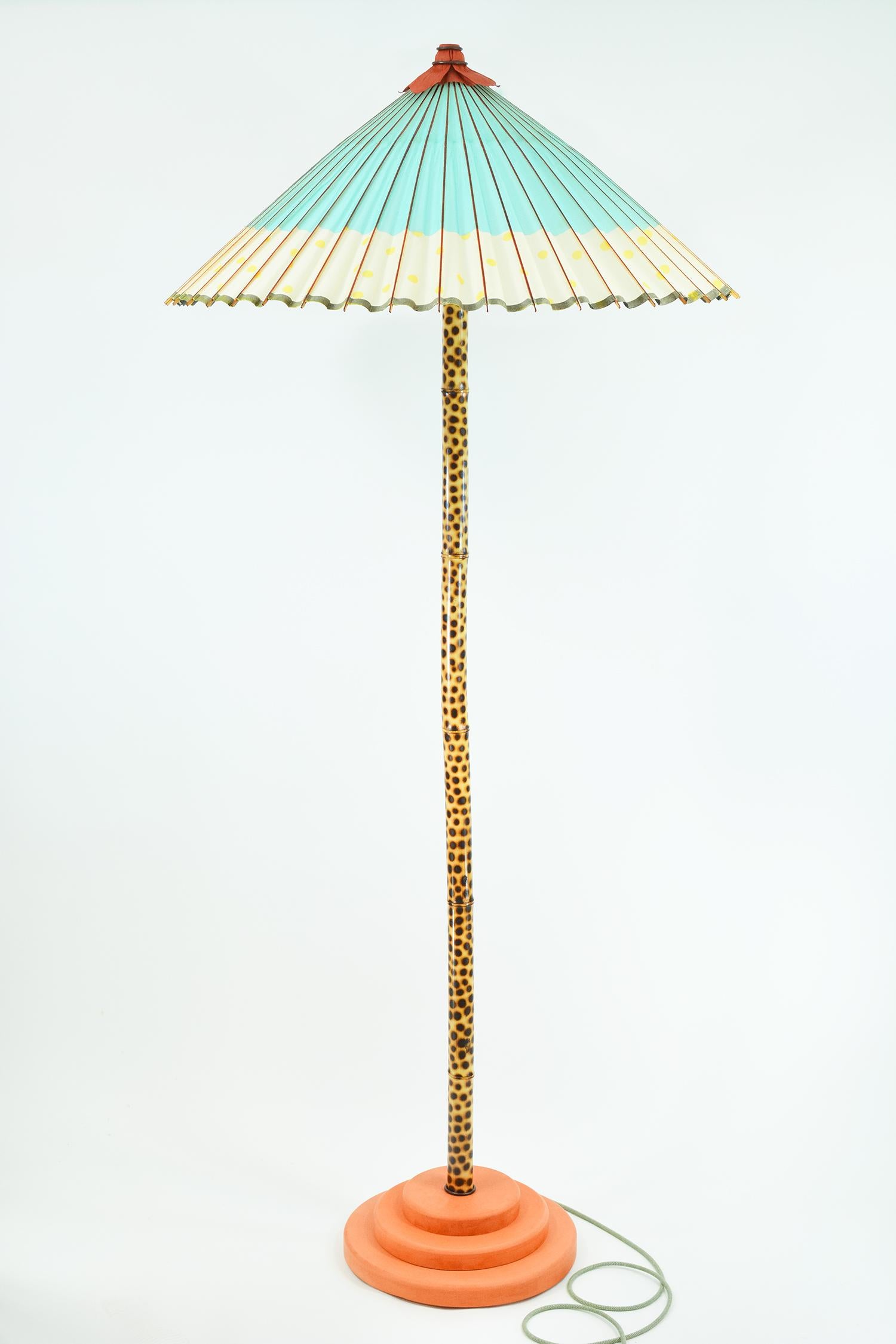 Wir stellen die Wild Kingdom Collection vor, eine Reihe von maximalistischen Kunstlampen, die von der Majestät der Natur inspiriert sind.

Die monumentale Big Bambu Stehleuchtenserie ist in mehrfacher Hinsicht eine Premiere: Es ist die erste Serie,