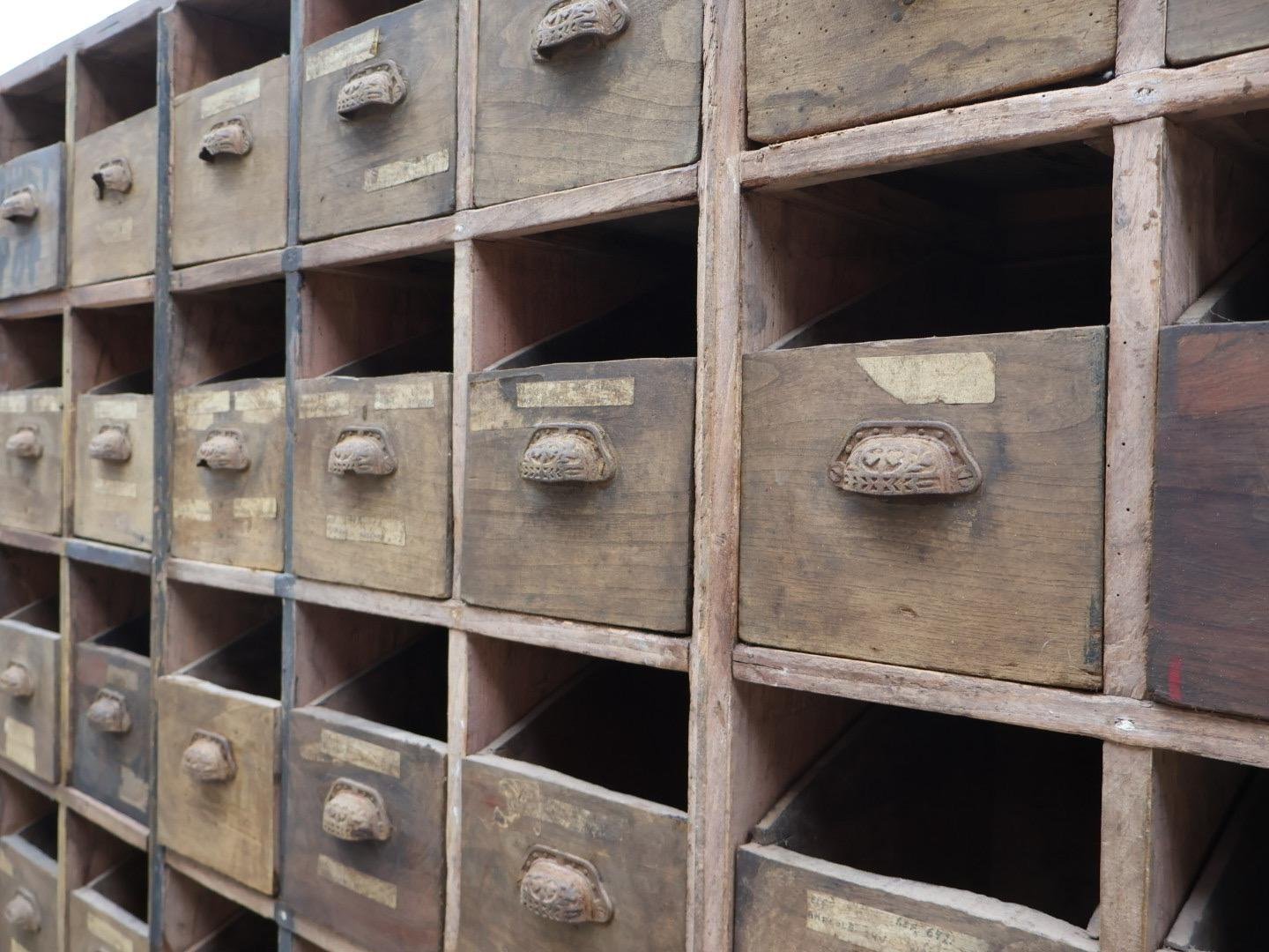 Monumental Bank of Elm Drawers In Good Condition In Lymington, GB