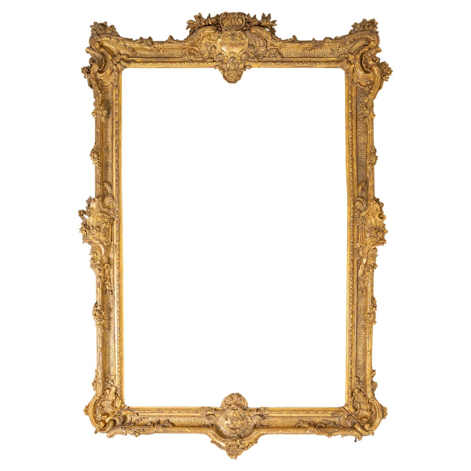 Magnífico marco barroco de estuco dorado procedente de Suecia, fabricado hacia 1750. El marco presenta cartelas centrales con heráldica notable: en la parte superior, el emblema sueco 