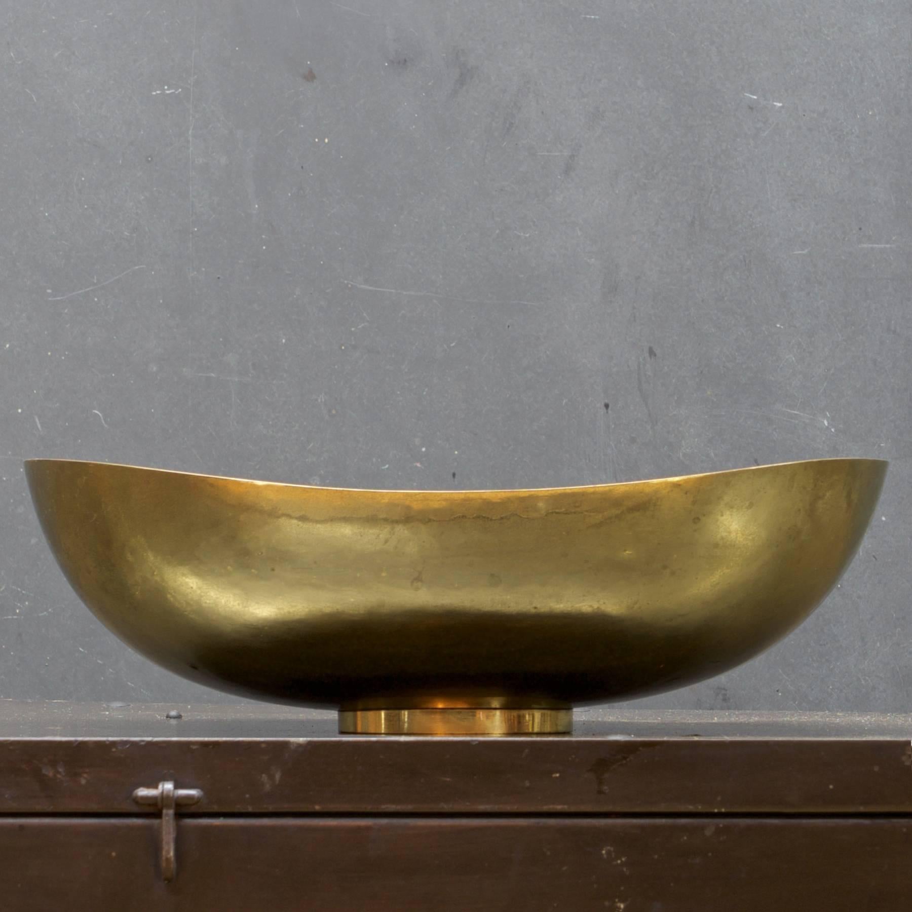 Mid-Century Modern 1930s Hand-Hammered Large Brass Bowl Hayno Focken Germany, Bauhaus Art Deco Era