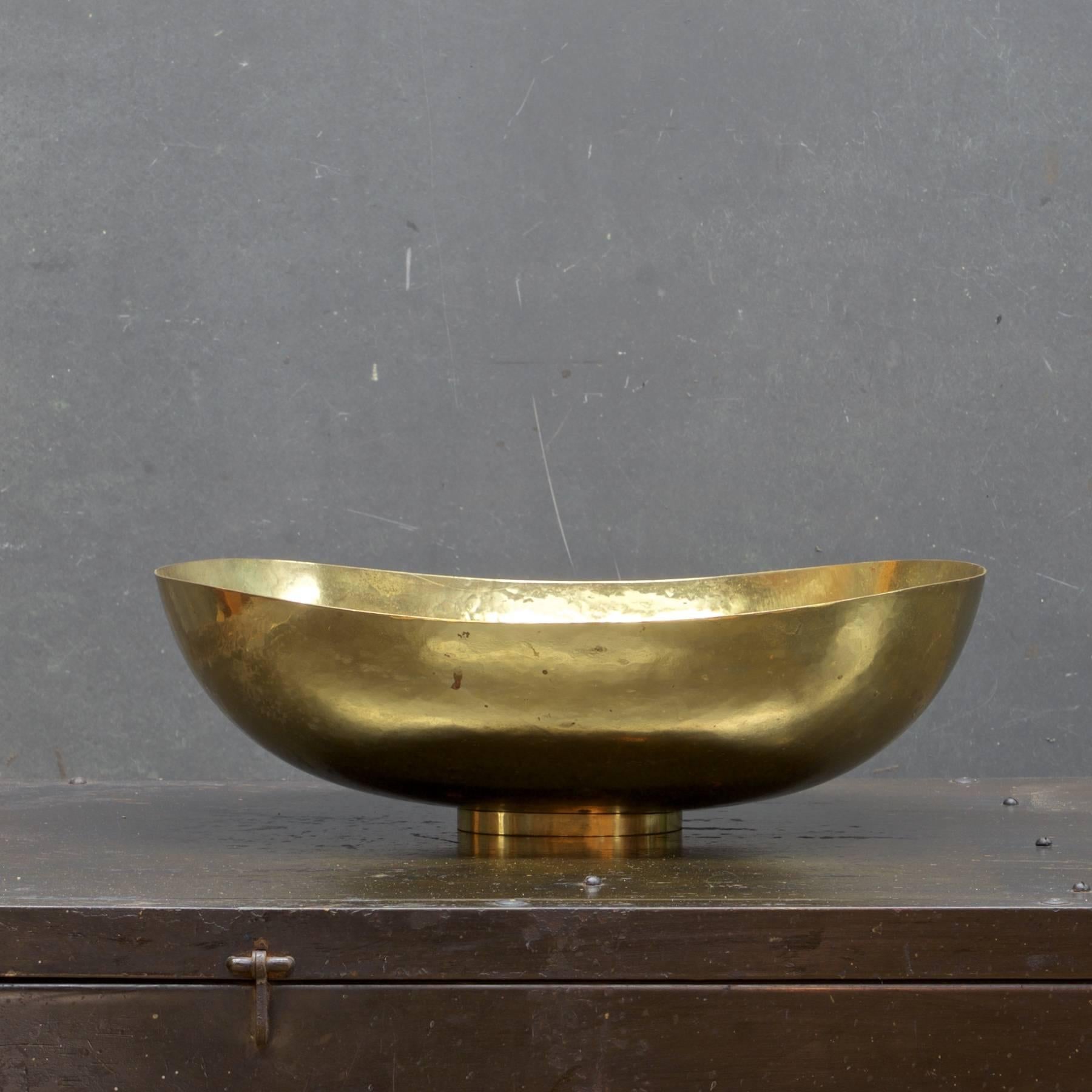 1930s Hand-Hammered Large Brass Bowl Hayno Focken Germany, Bauhaus Art Deco Era In Good Condition In Hyattsville, MD