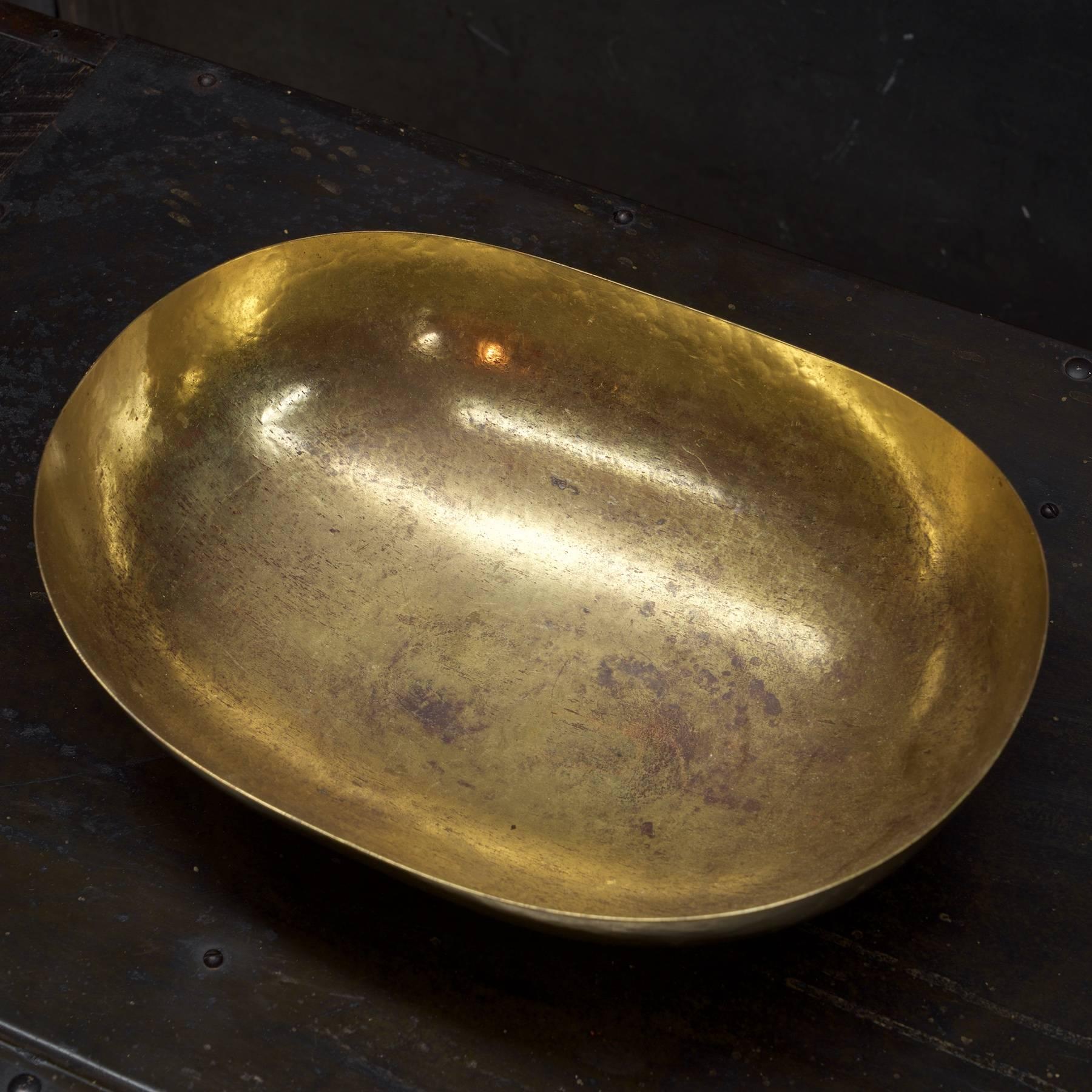 1930s Hand-Hammered Large Brass Bowl Hayno Focken Germany, Bauhaus Art Deco Era 1