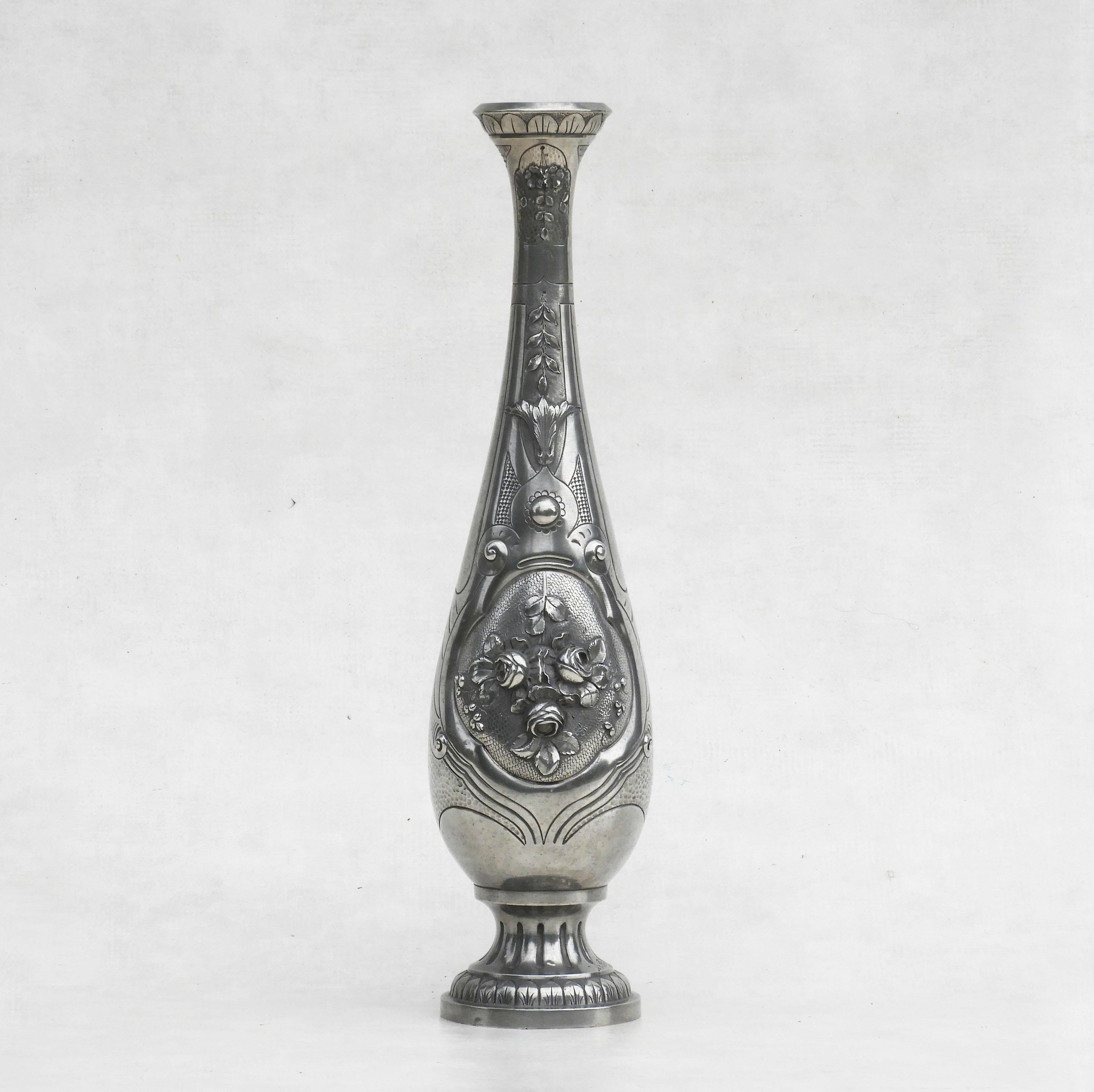 Monumental Belle Epoque vase by André Villien c1900


Beautiful Belle Époque pewter vase by French sculptor André Villien, c1900.

Tall, symmetrical, floral-themed vase, wonderfully embossed and engraved with rose blooms and foliage.

Signed