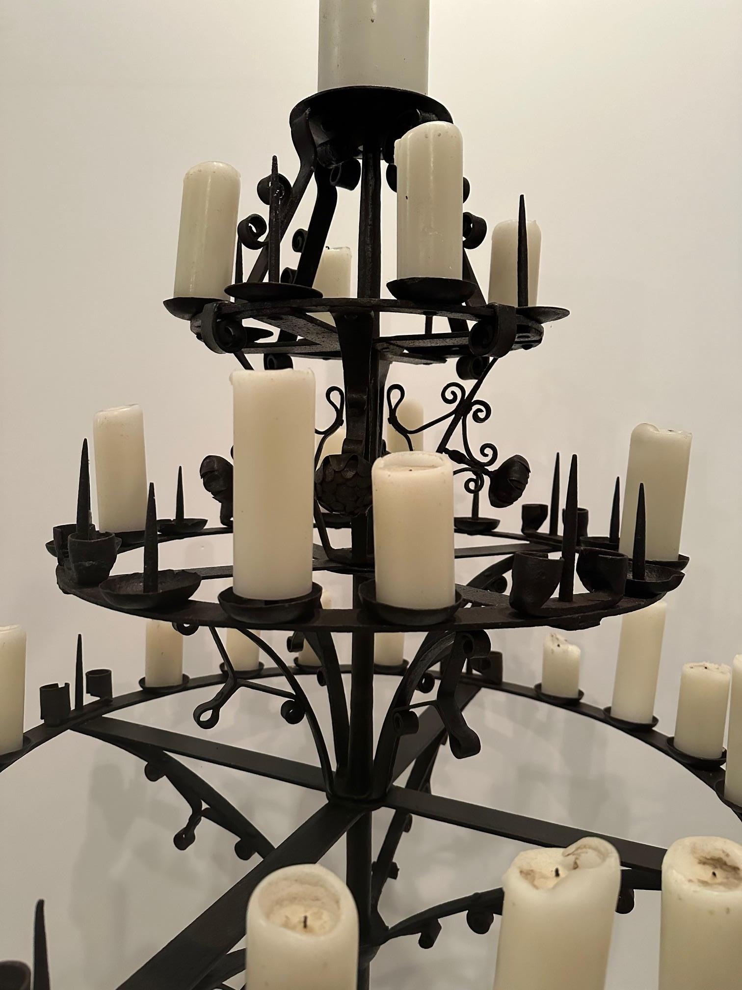 Monumental Candelabro Español Independiente de Hierro Forjado a Mano Negro de 3 Gradas en venta 5