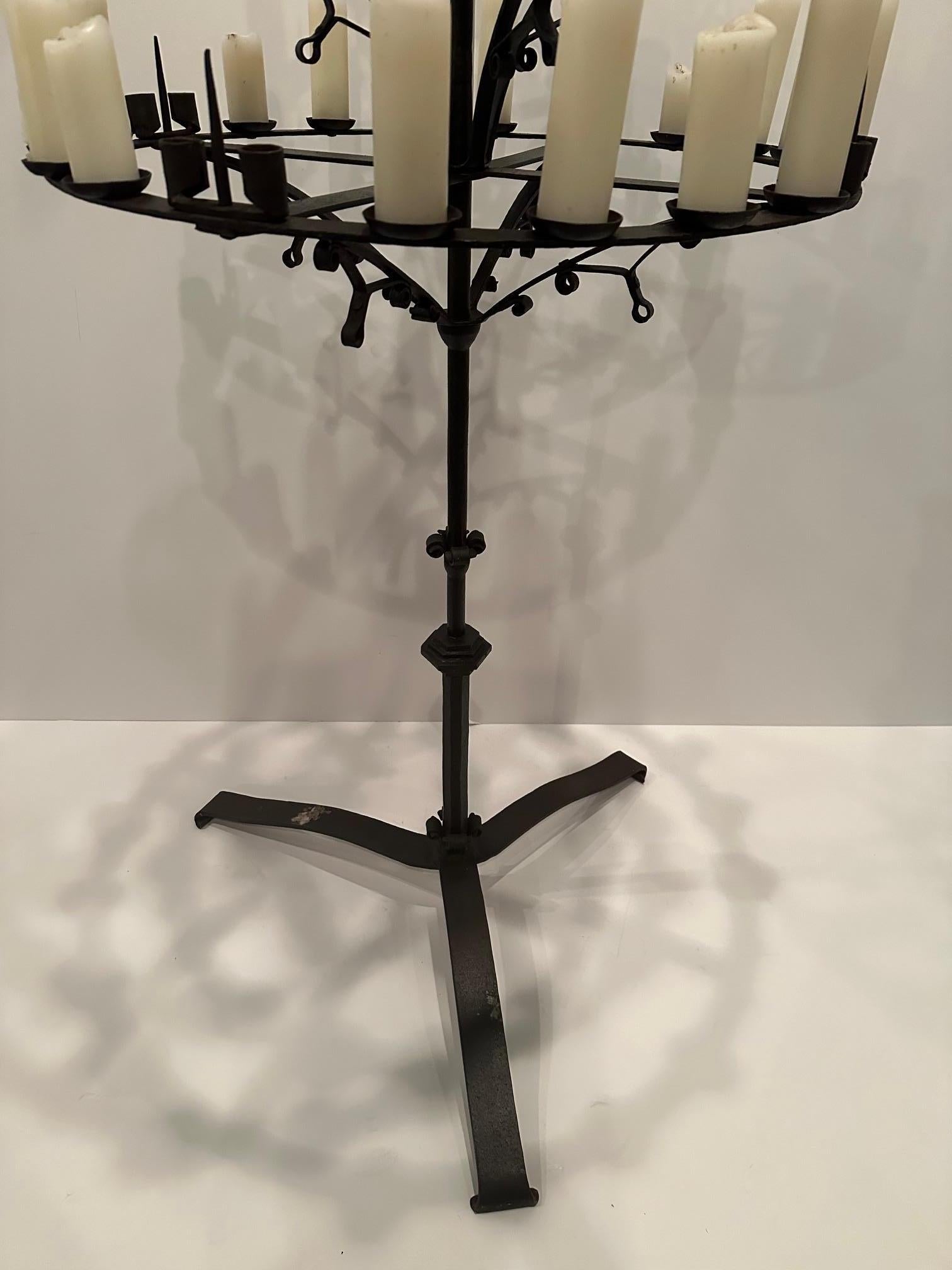 Monumental Candelabro Español Independiente de Hierro Forjado a Mano Negro de 3 Gradas en venta 6