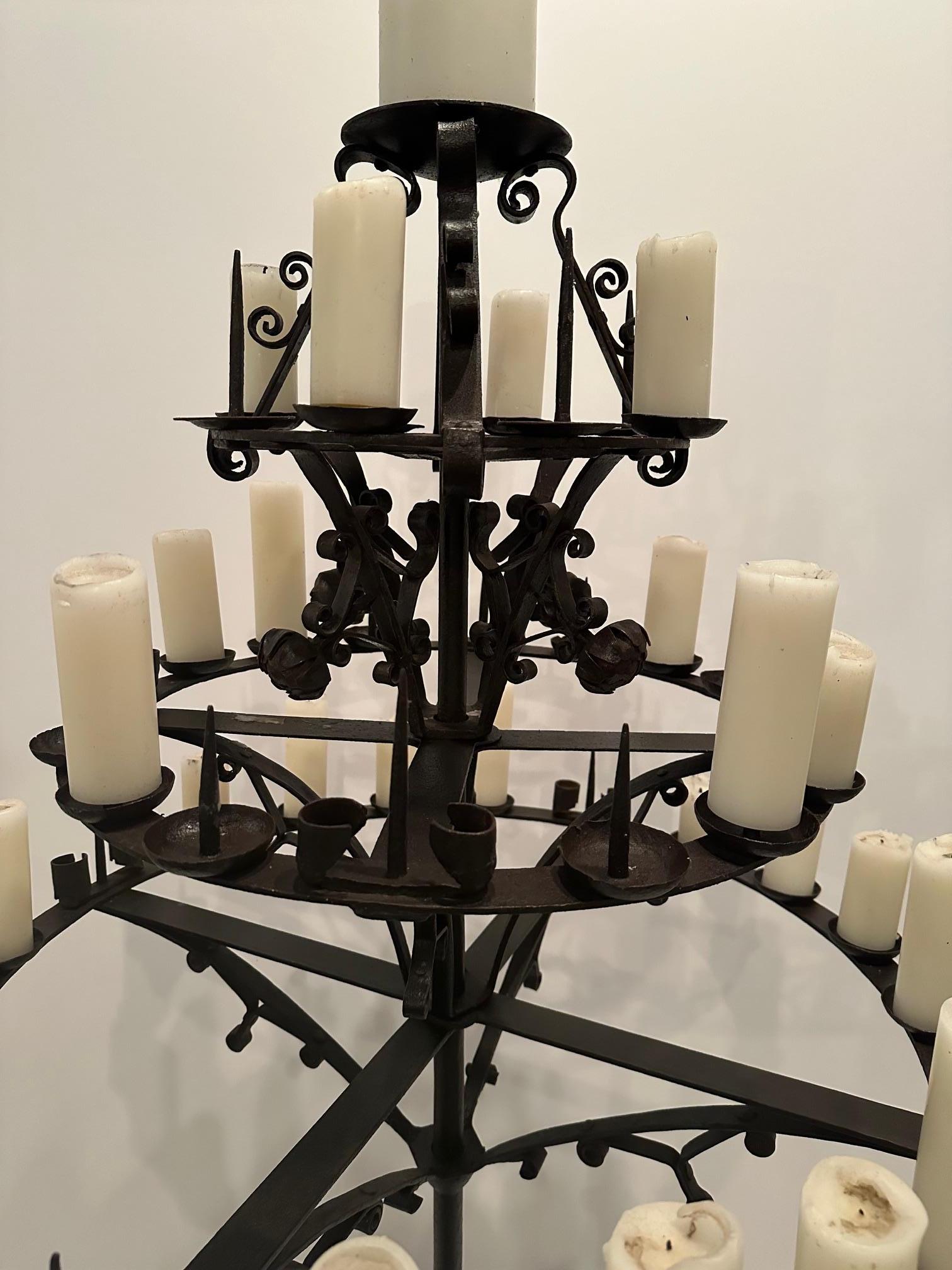 Monumental Candelabro Español Independiente de Hierro Forjado a Mano Negro de 3 Gradas en venta 7
