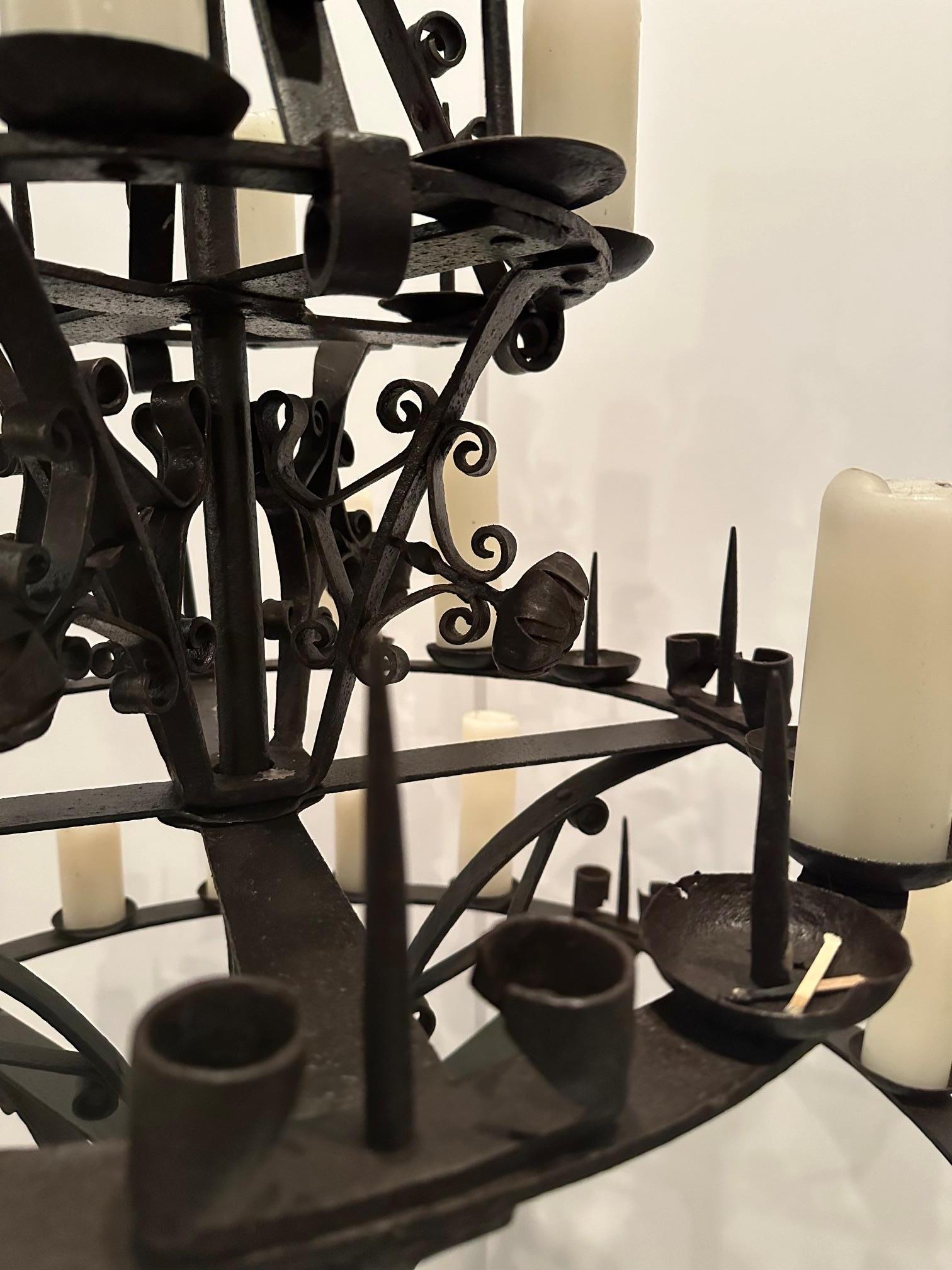 Monumental Candelabro Español Independiente de Hierro Forjado a Mano Negro de 3 Gradas en venta 8