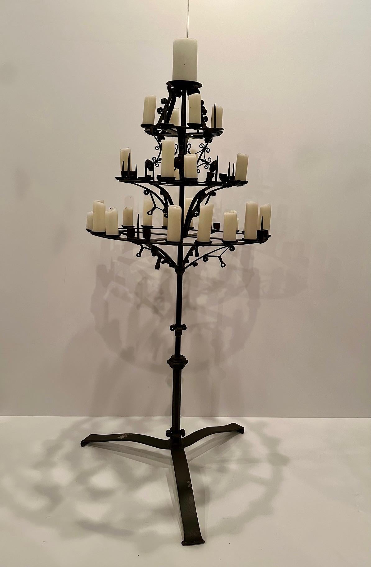 Monumental Candelabro Español Independiente de Hierro Forjado a Mano Negro de 3 Gradas en venta 9