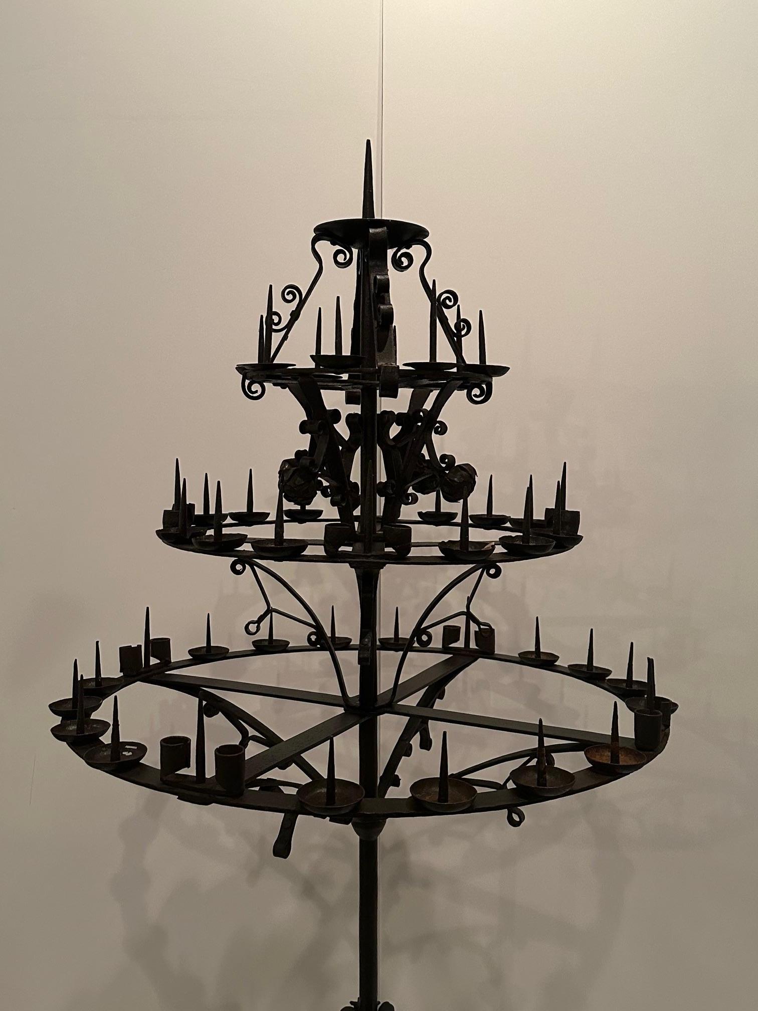 Monumental Candelabro Español Independiente de Hierro Forjado a Mano Negro de 3 Gradas en venta 10