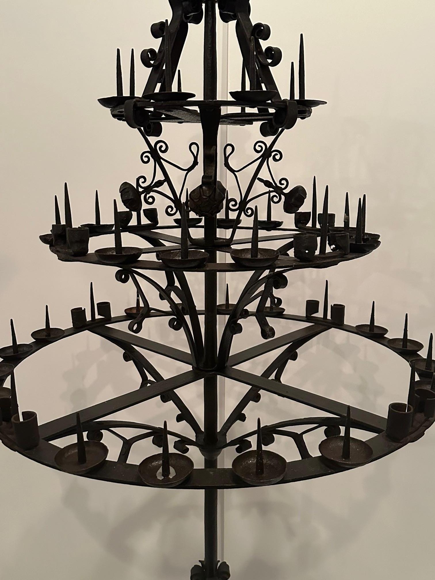 Monumental Candelabro Español Independiente de Hierro Forjado a Mano Negro de 3 Gradas en venta 11