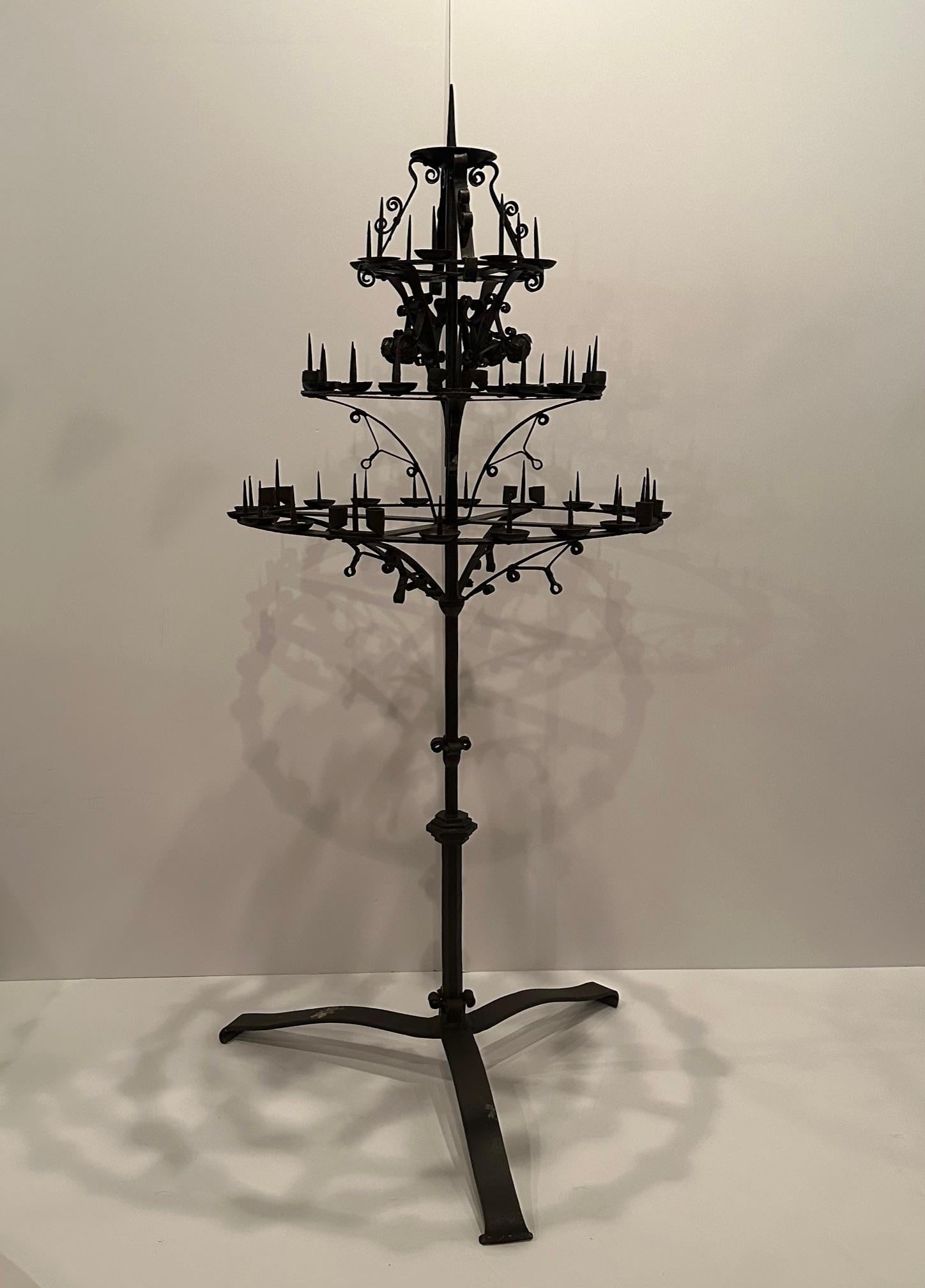 Monumental Candelabro Español Independiente de Hierro Forjado a Mano Negro de 3 Gradas en venta 12