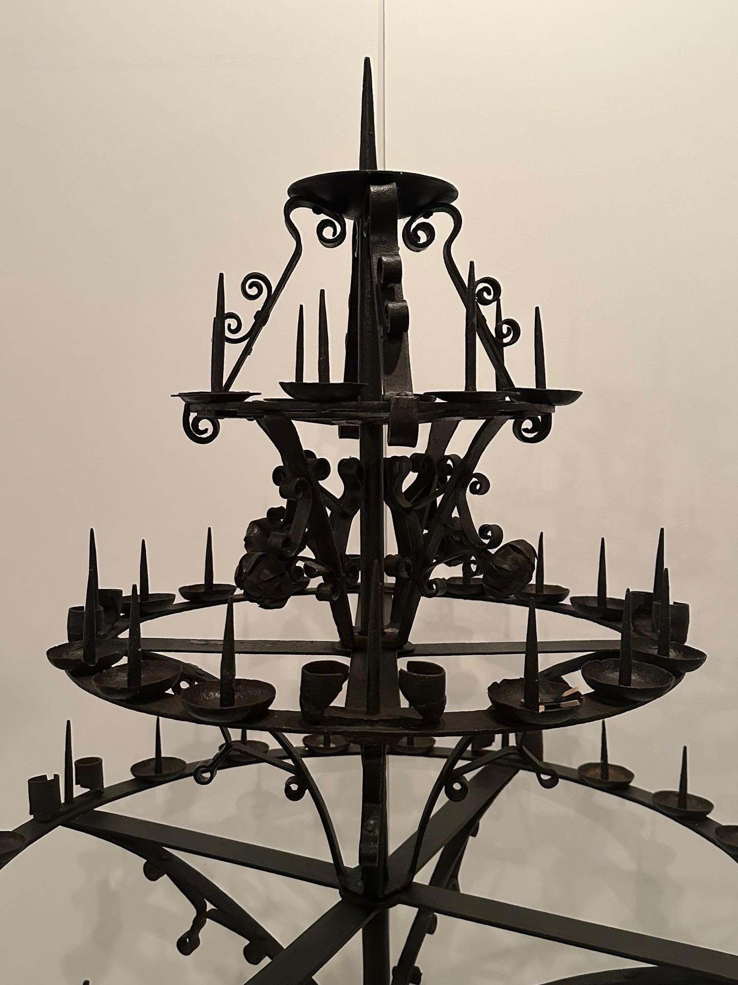Monumental Candelabro Español Independiente de Hierro Forjado a Mano Negro de 3 Gradas en venta 13