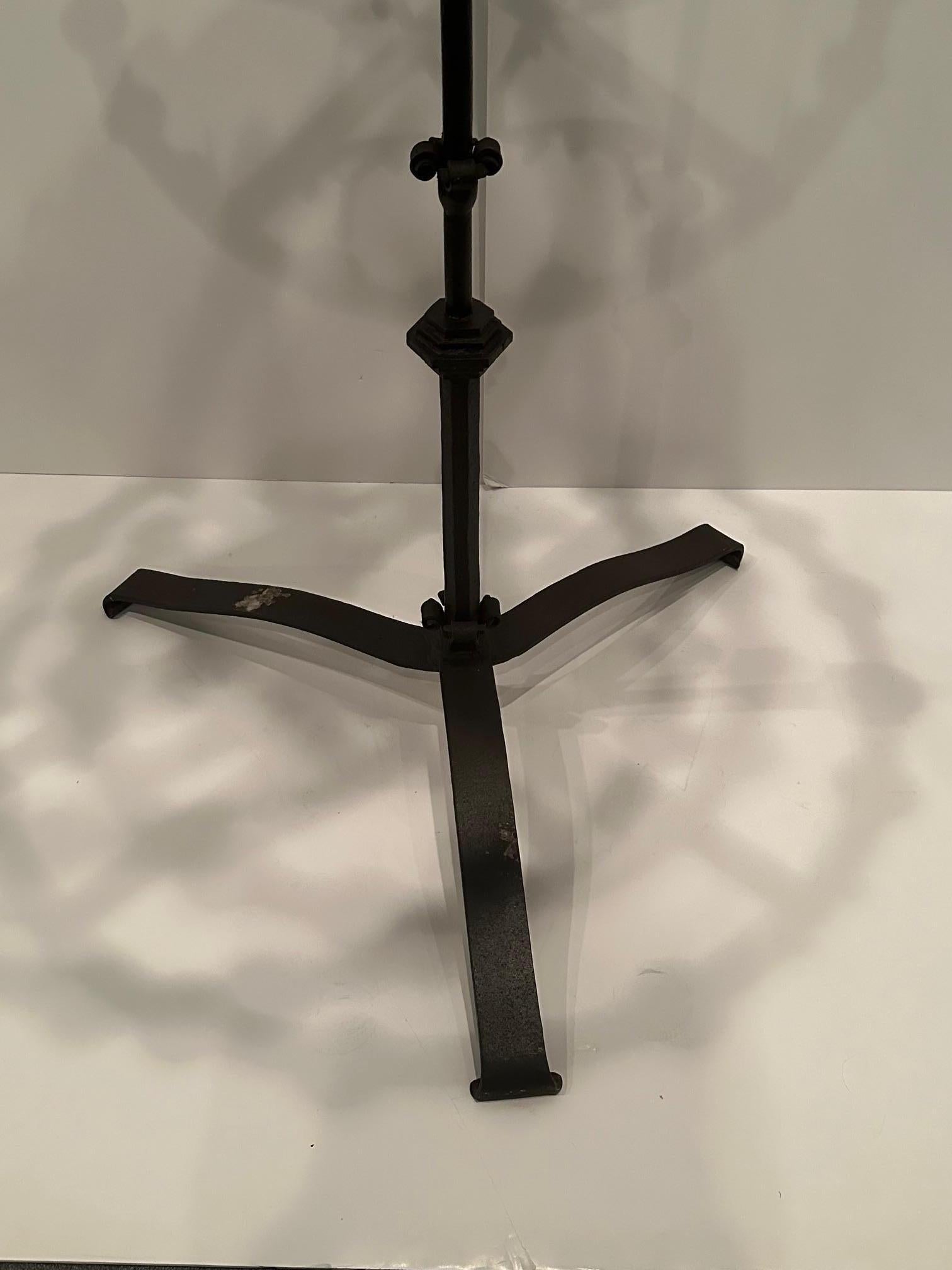 Monumental Candelabro Español Independiente de Hierro Forjado a Mano Negro de 3 Gradas en venta 14