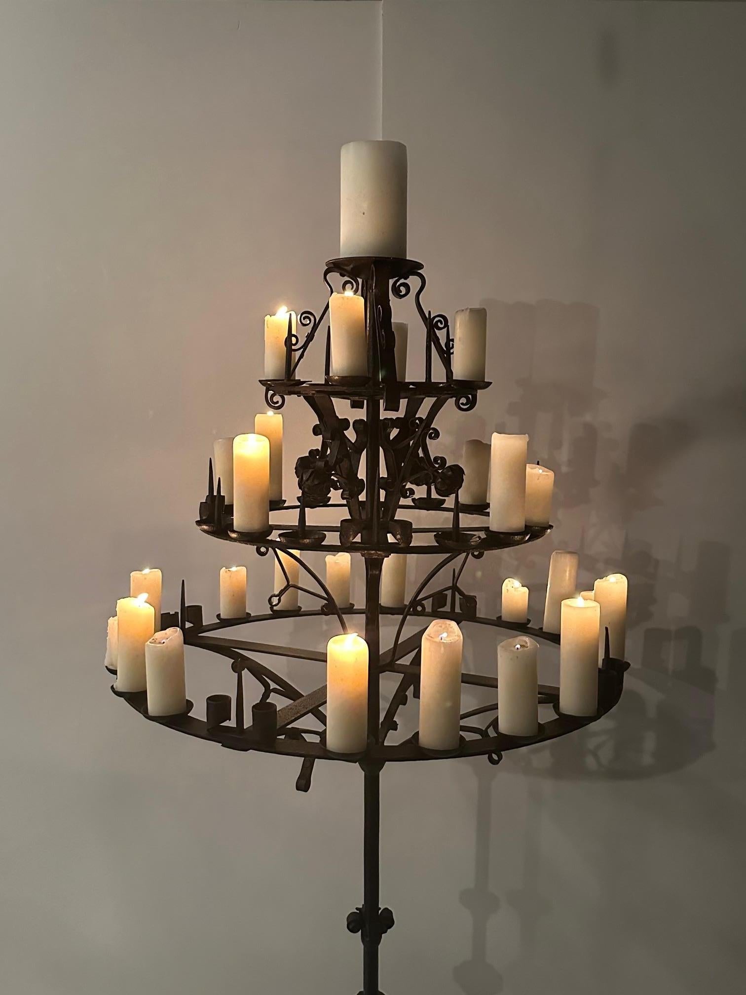 Dramático e impresionante candelabro español vintage de hierro forjado a mano con 3 niveles que giran y tienen pinchos para sujetar varias velas.
Los niveles son los siguientes:
30,5 de diámetro
21 diámetro
13 diámetro

Diámetro de la base 35
Espiga