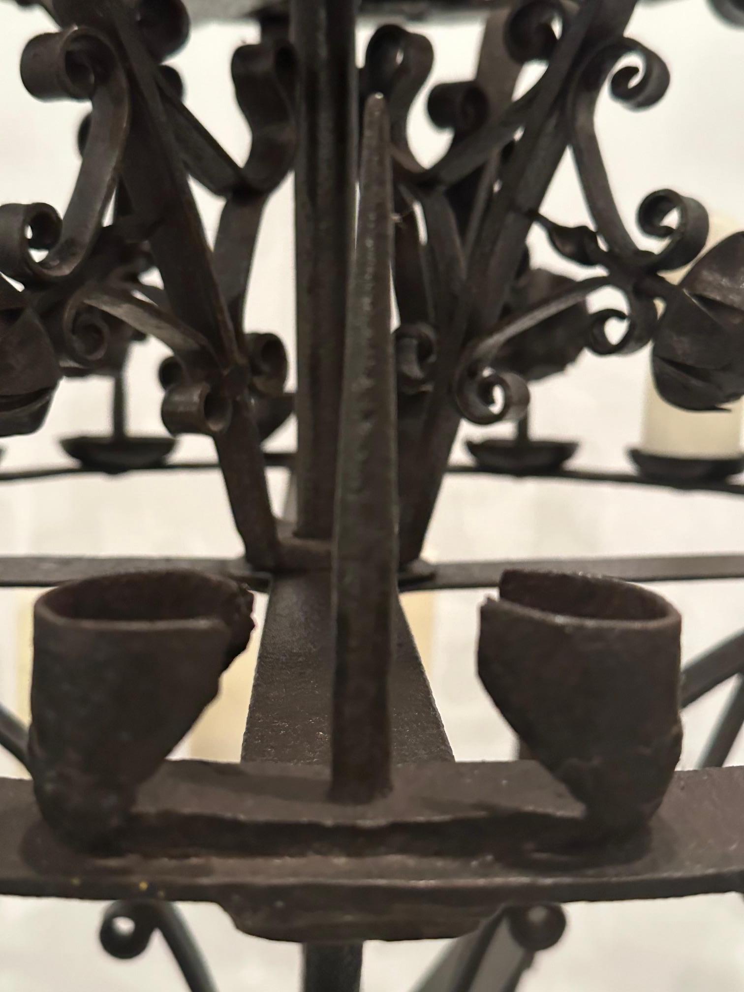 Monumental Candelabro Español Independiente de Hierro Forjado a Mano Negro de 3 Gradas en Bueno estado para la venta en Hopewell, NJ