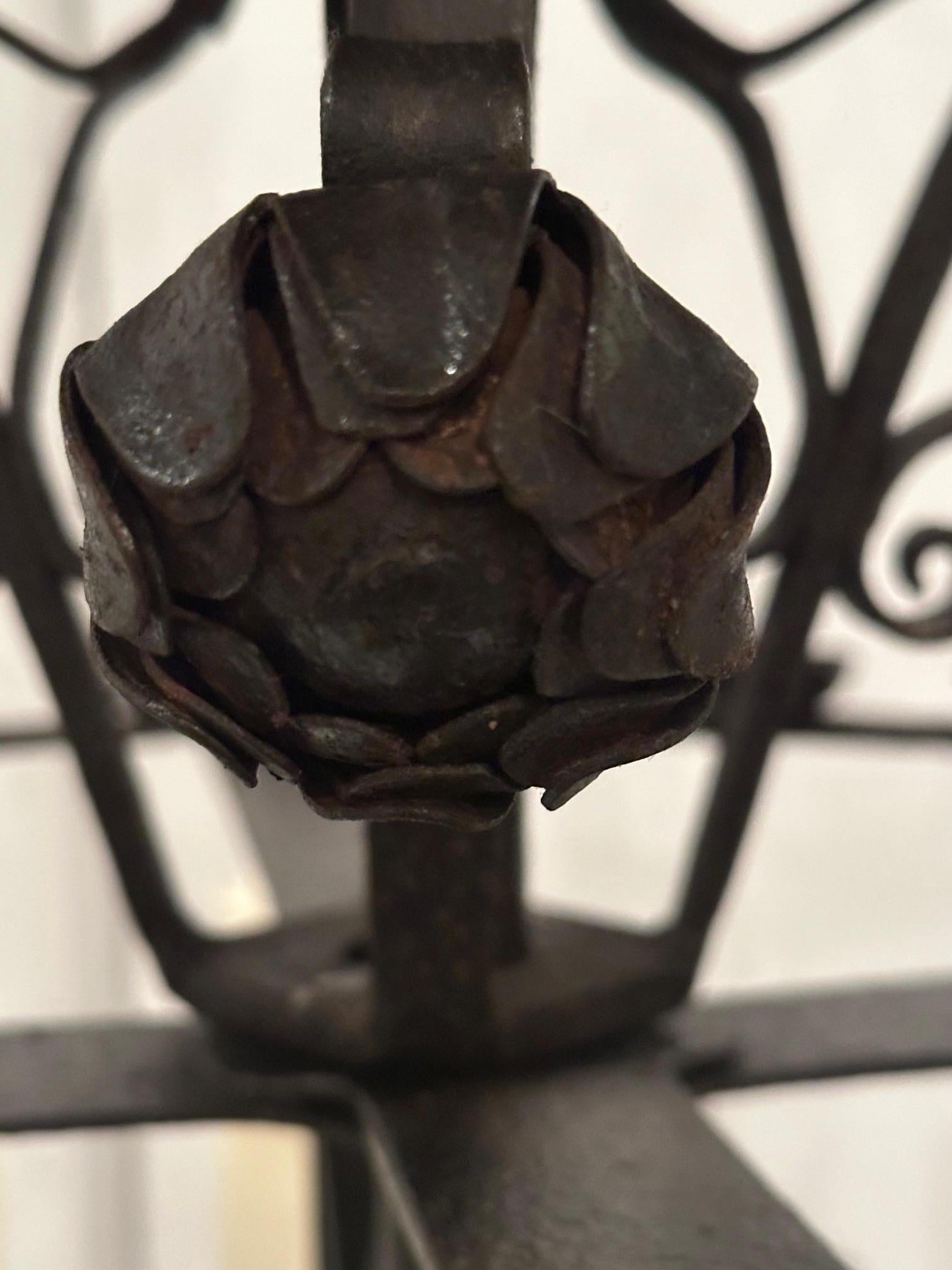 Monumental Candelabro Español Independiente de Hierro Forjado a Mano Negro de 3 Gradas principios del siglo XX en venta