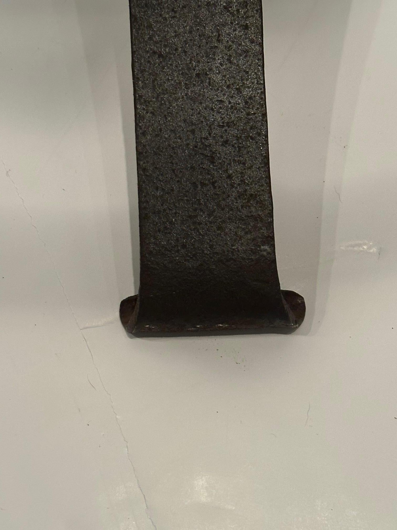 Monumental Candelabro Español Independiente de Hierro Forjado a Mano Negro de 3 Gradas Hierro forjado en venta
