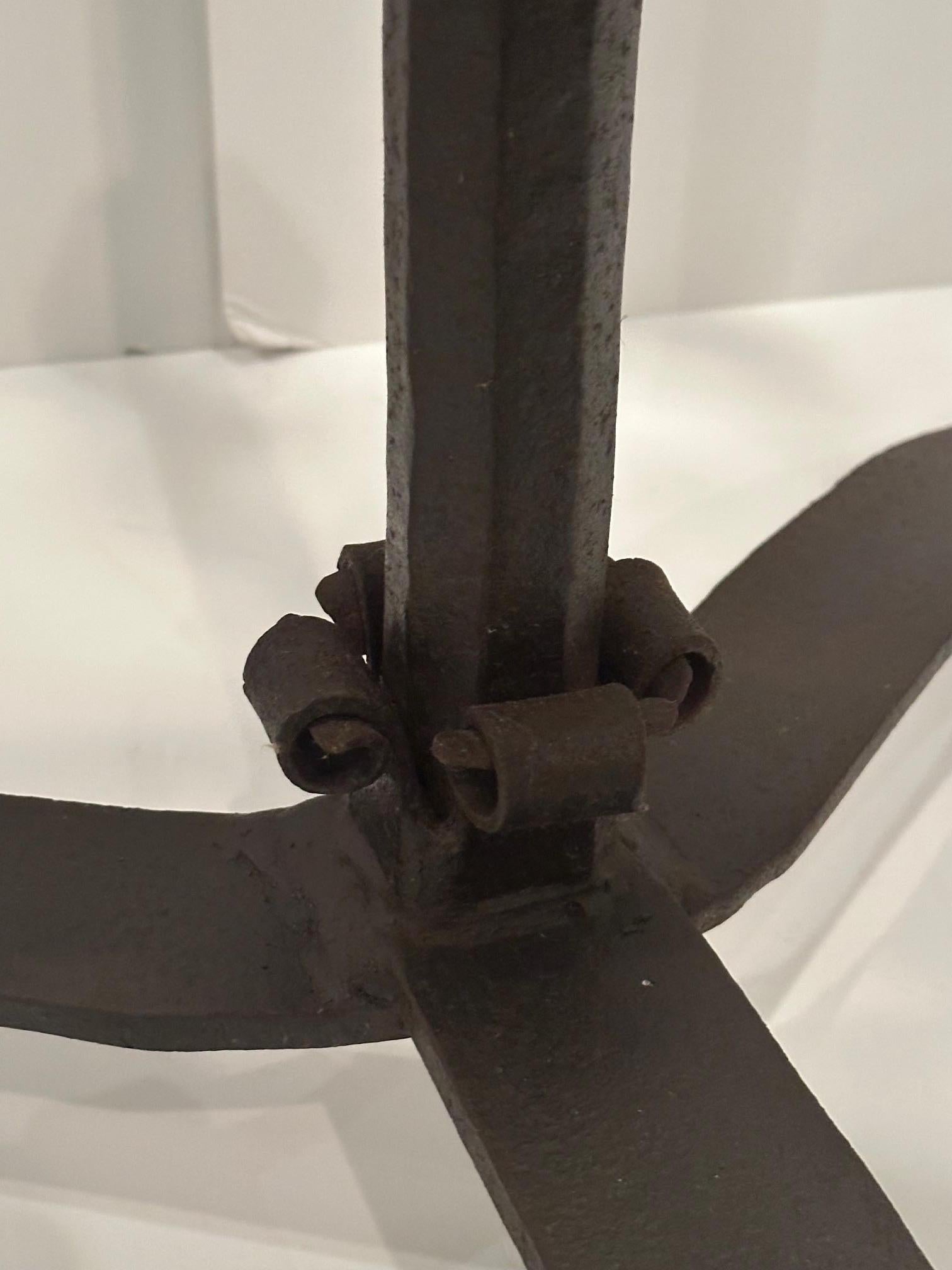 Monumental Candelabro Español Independiente de Hierro Forjado a Mano Negro de 3 Gradas en venta 1